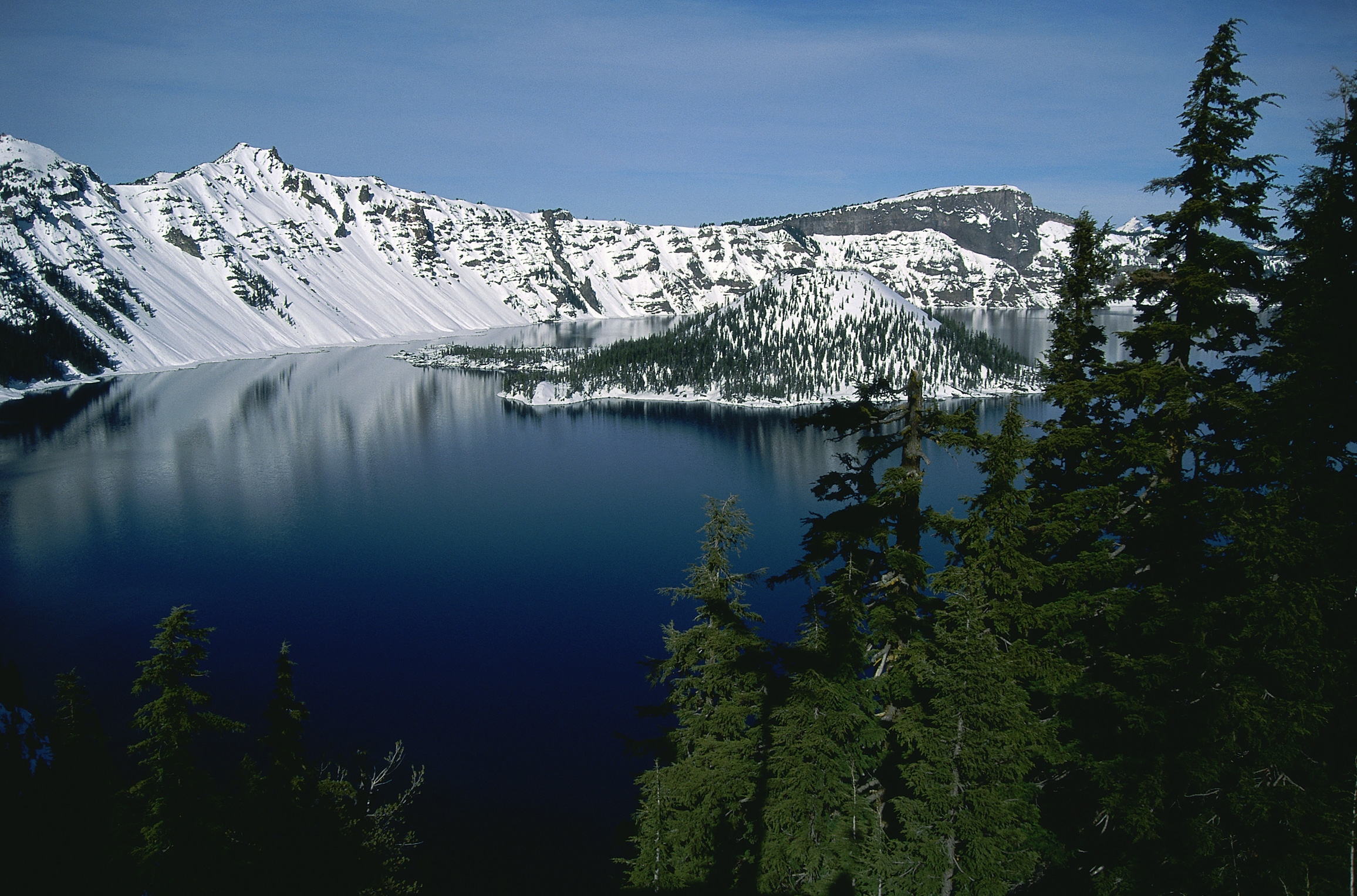 Бесплатное фото Озеро на равнине в горах