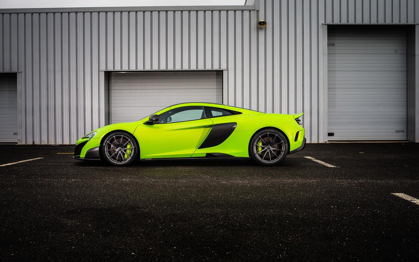 Free photo McLaren P1 lettuce-colored side view.