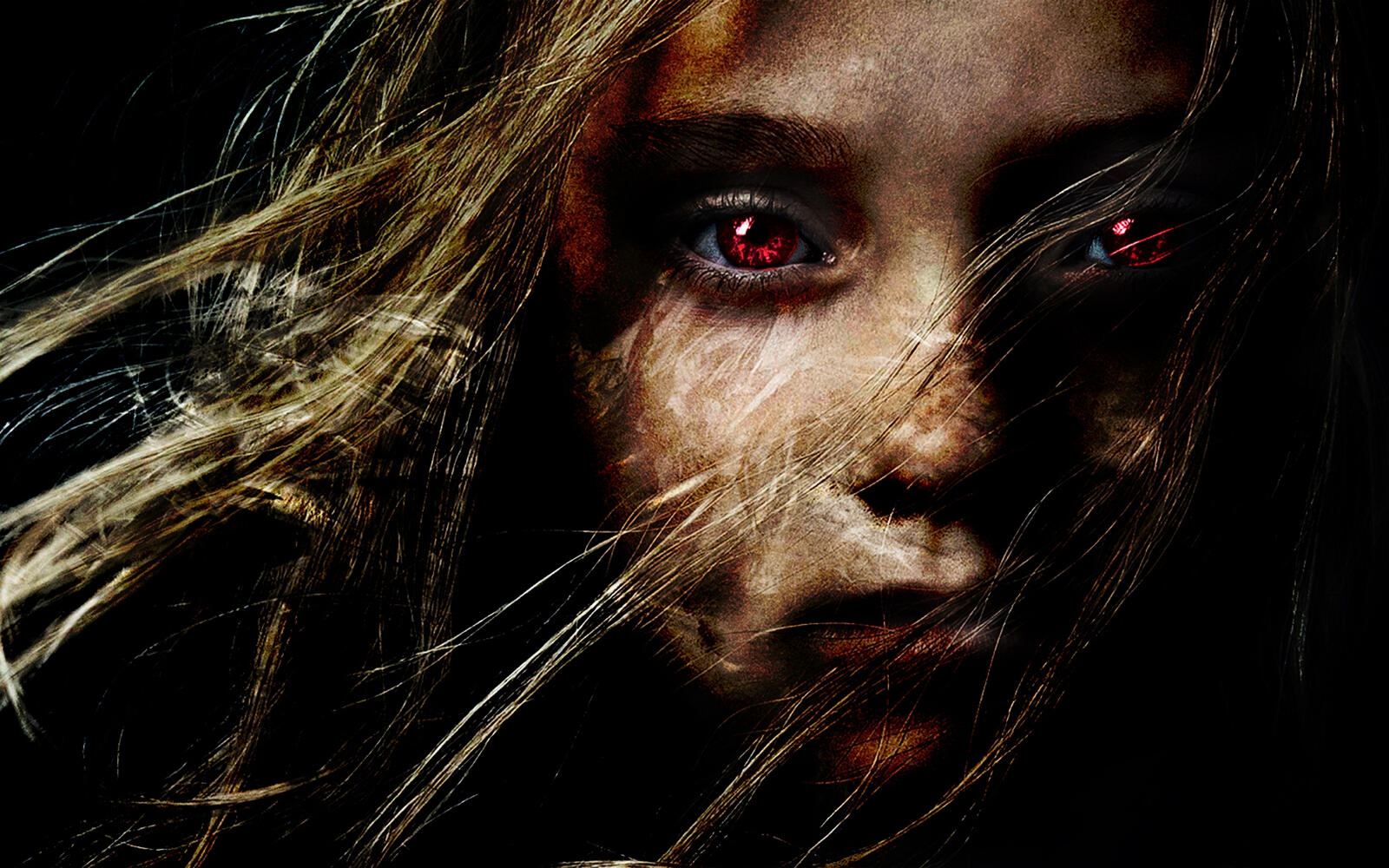 Бесплатное фото Портрет девушки с волосами на лице с красными зрачками