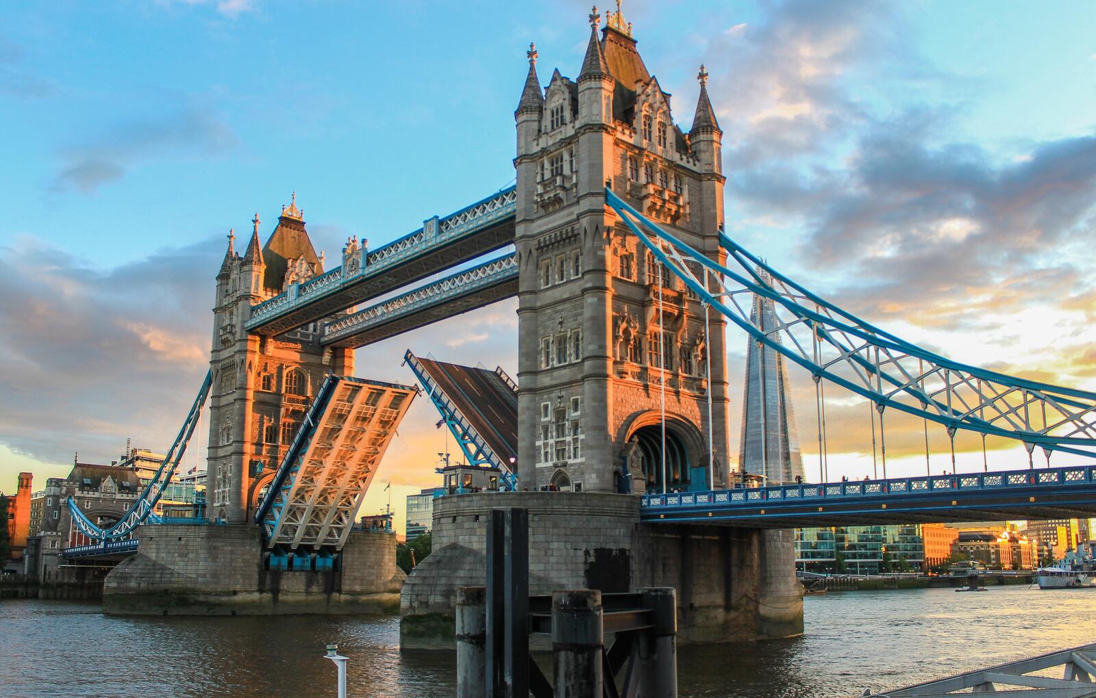 Бесплатное фото Раздвижной мост через реку Темза в Англии