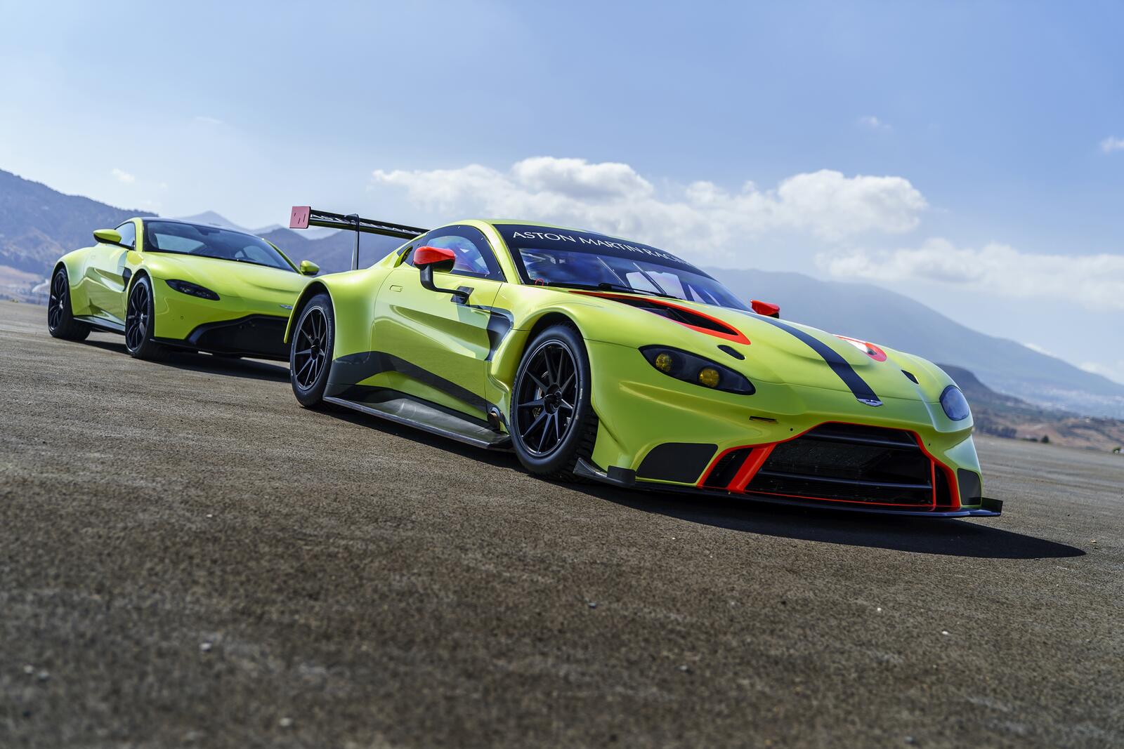 Бесплатное фото Aston Martin Vantage GTE зеленого цвета