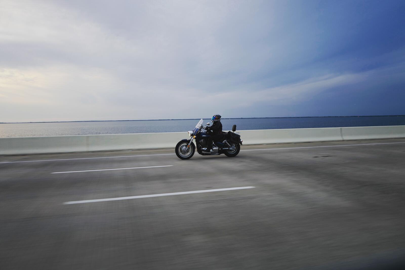 Бесплатное фото Мотоциклист на фоне моря