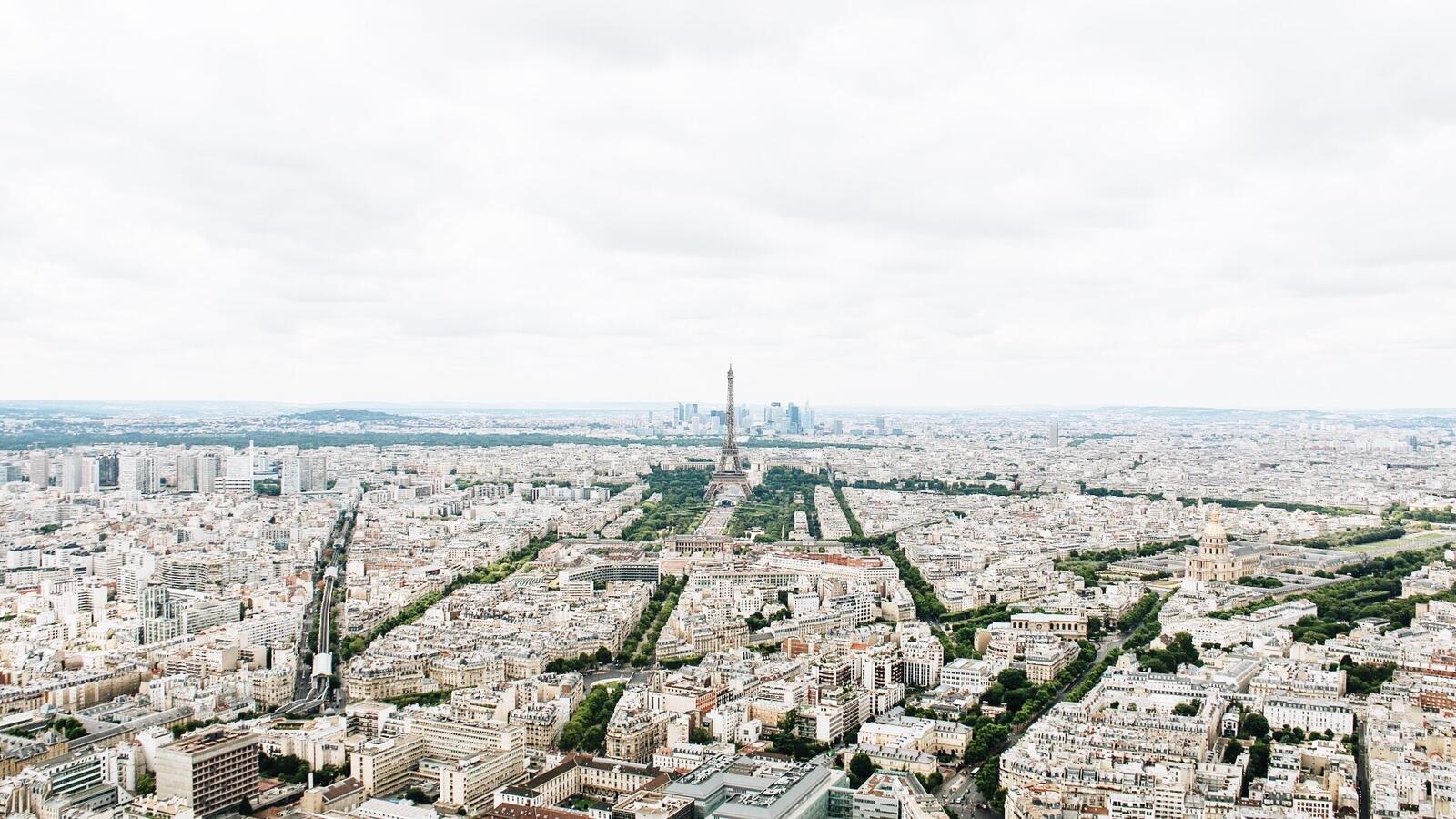 Free photo View of Paris from a helicopter