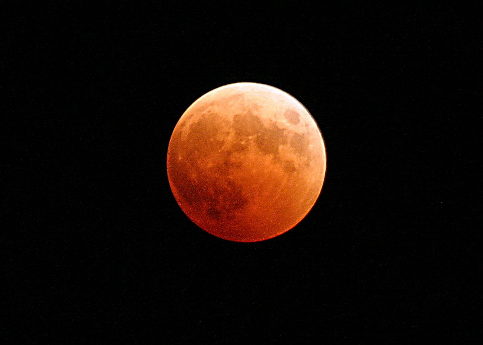 Бесплатное фото Красная Луна на черном фоне космоса