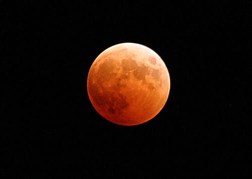 Красная Луна на черном фоне космоса