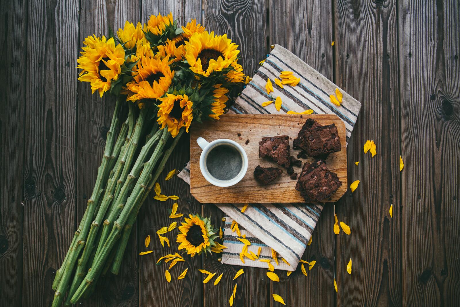 Free photo Morning coffee with sunflowers.