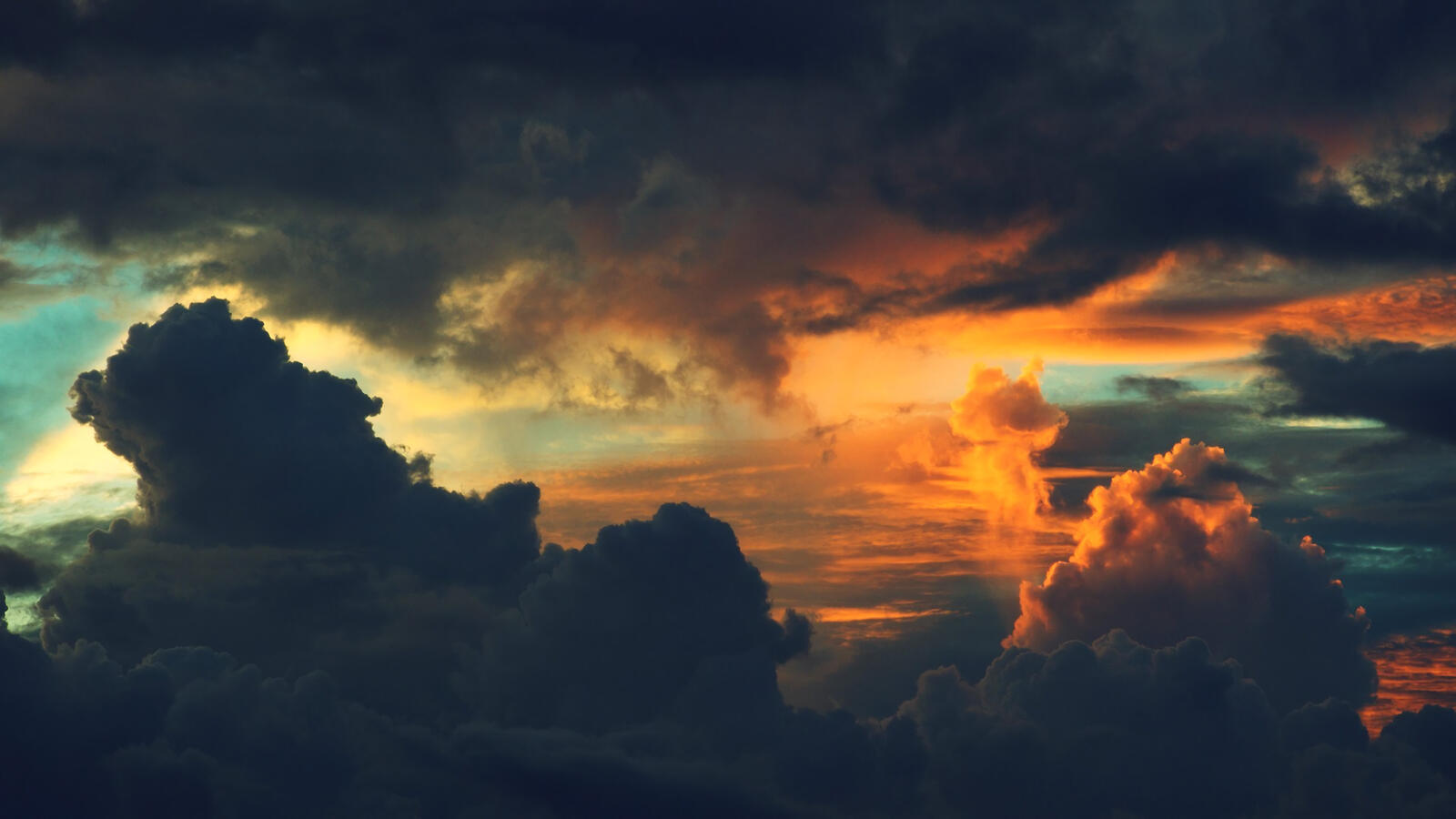 Бесплатное фото Густые облака в небе на закате