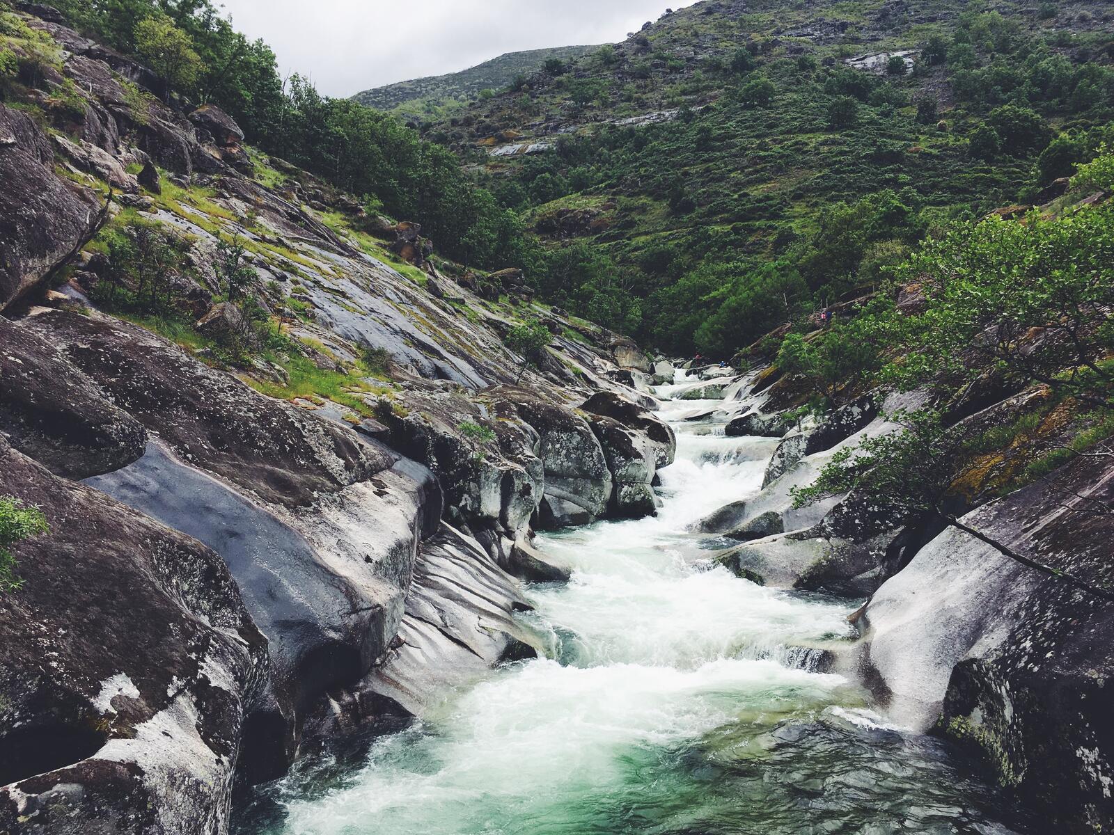 Бесплатное фото Сильный речной поток в горах