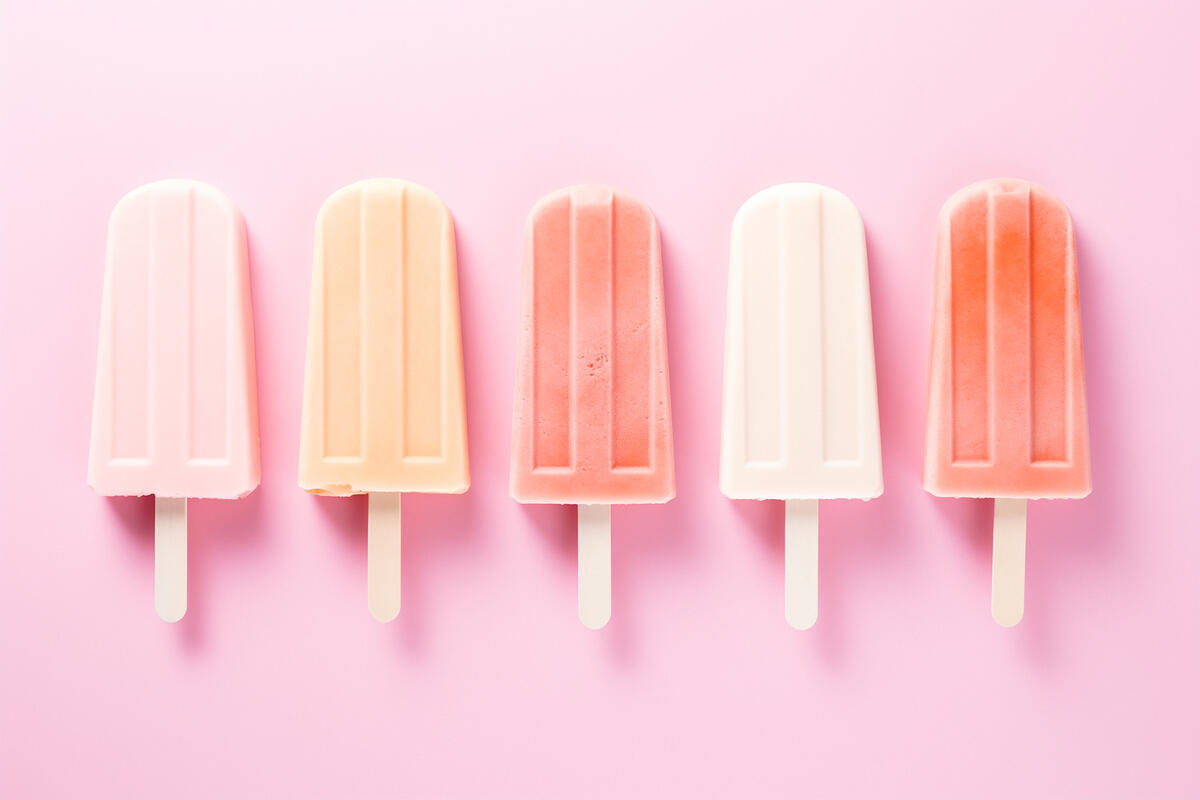 Вкусное мороженое на полочке на розовом фоне
