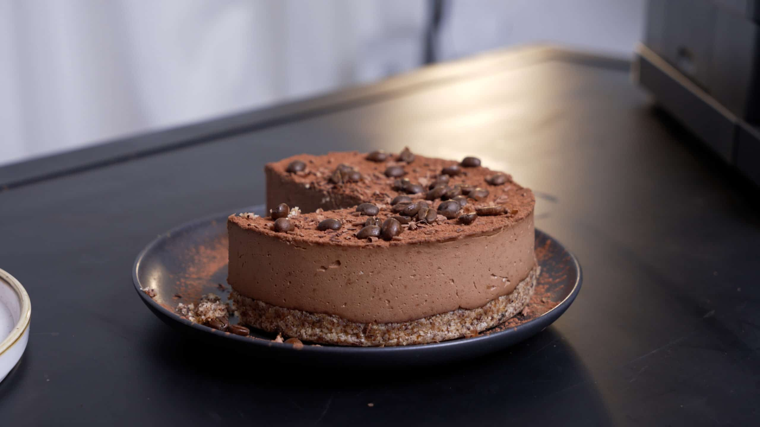 Бесплатное фото Шоколадное пирожное в черной тарелке