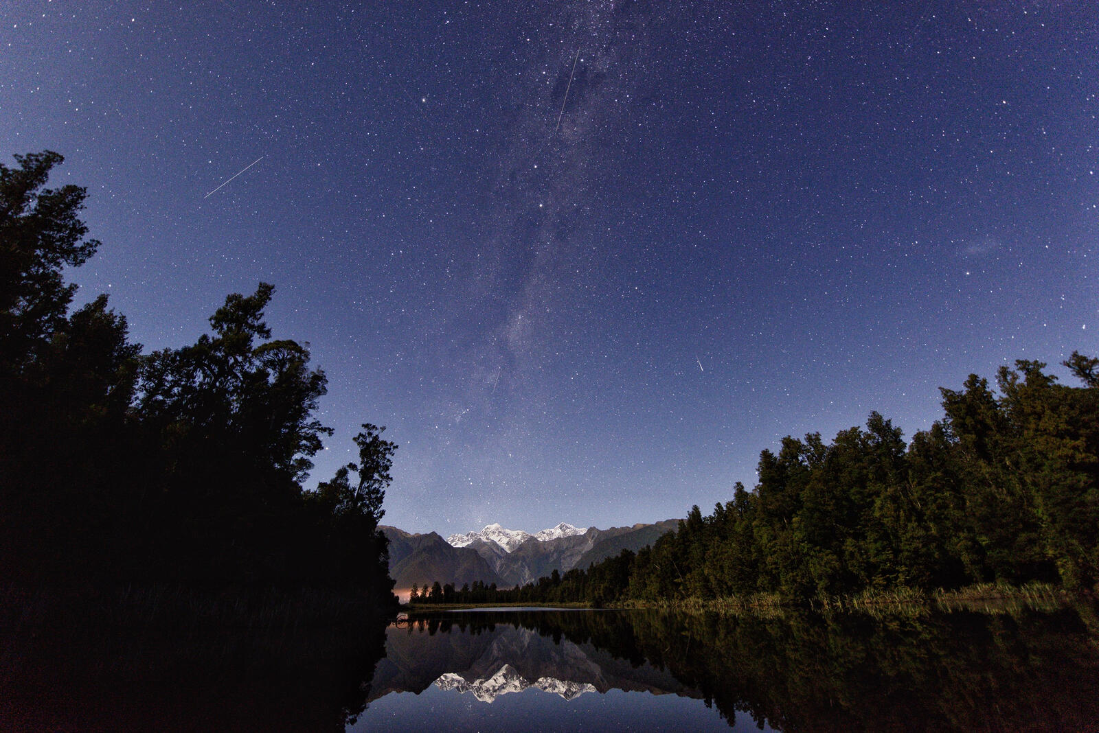 Бесплатное фото Ночная река с чистым звездным небом