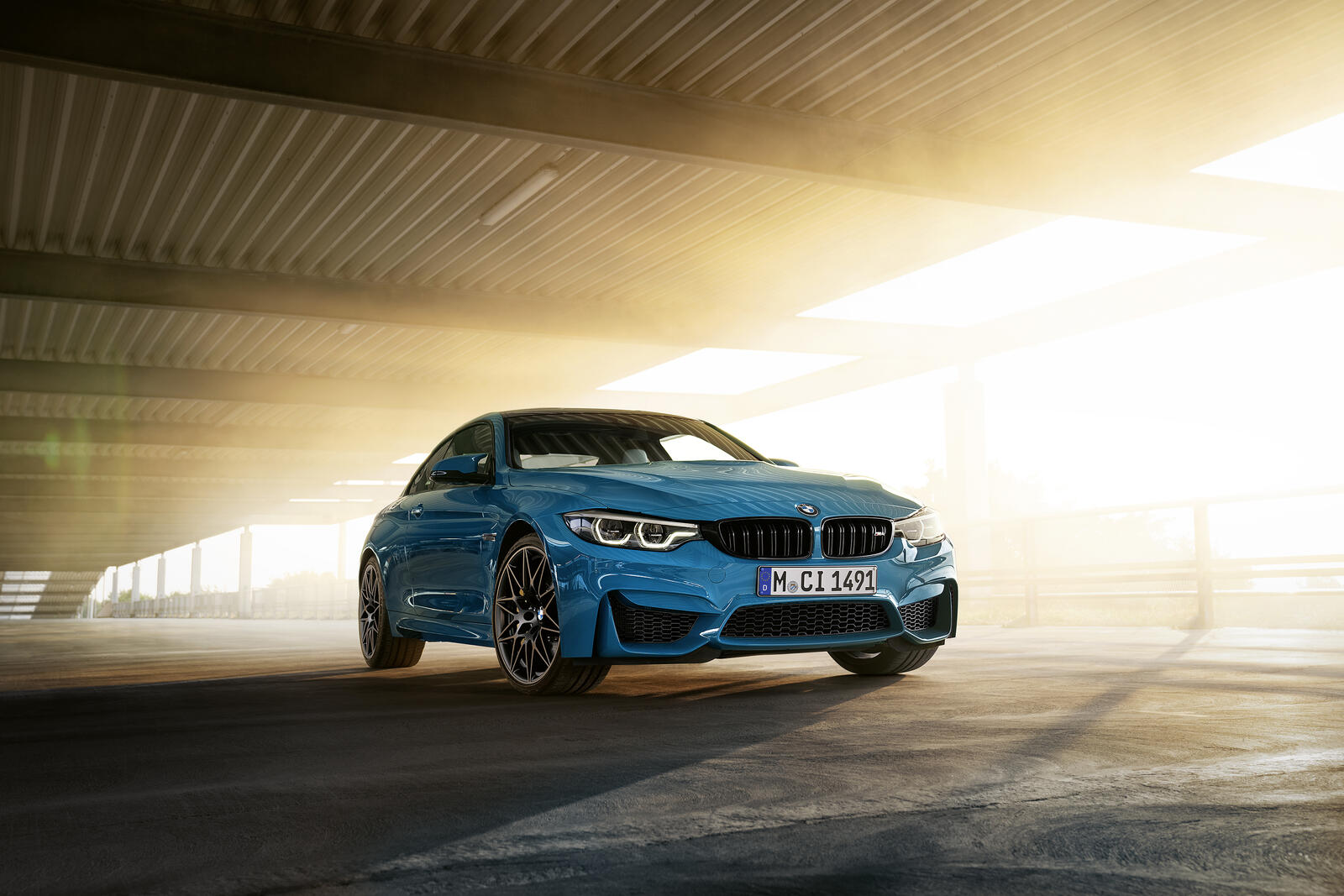 Бесплатное фото BMW M4 голубым цветом
