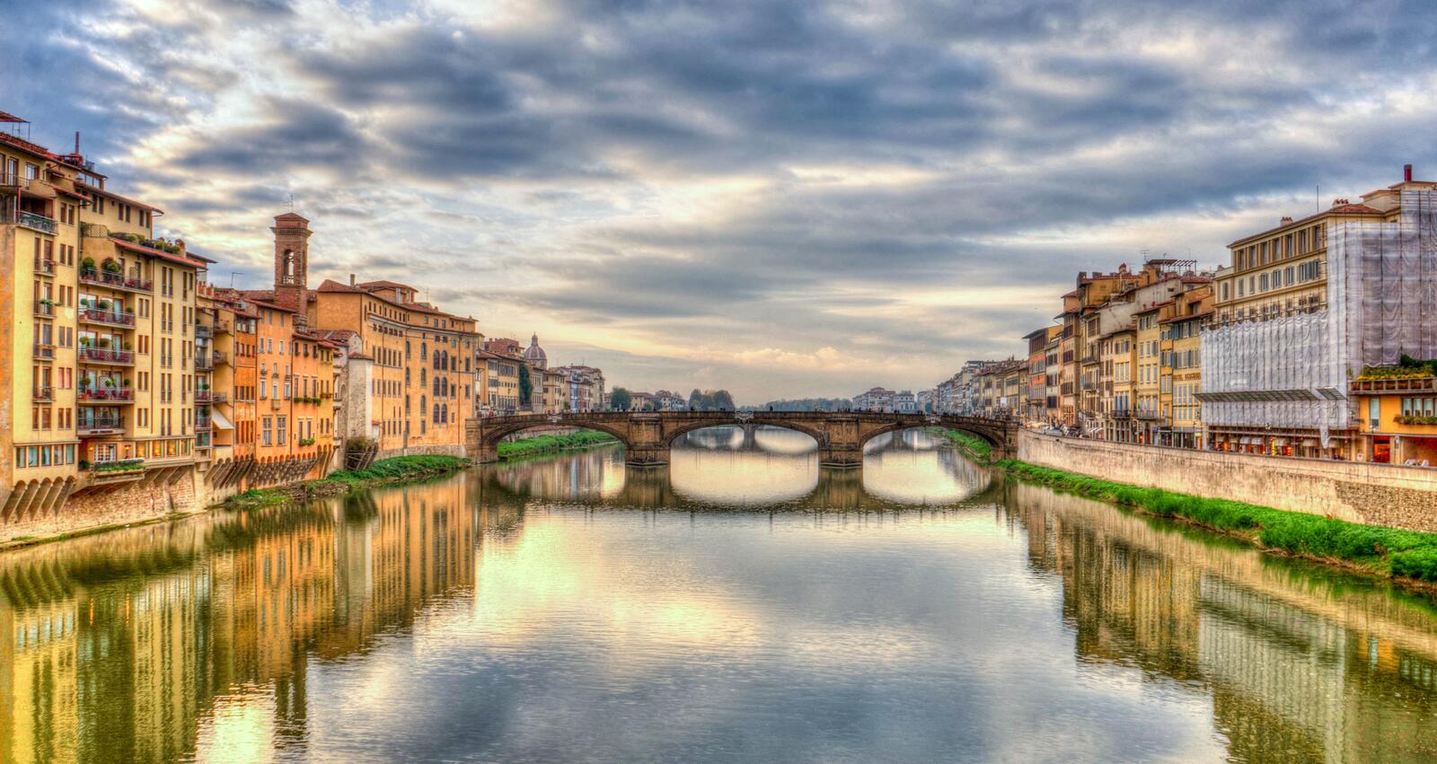 Бесплатное фото Мост через водоканал в Италии