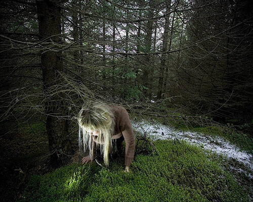 Девочка изучает лесной мох
