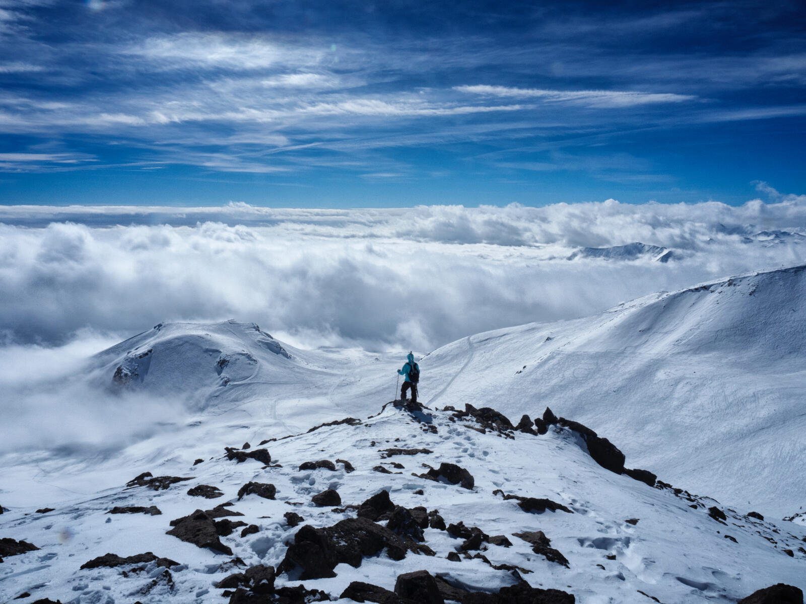 Бесплатное фото Человек взобрался на вершину горы