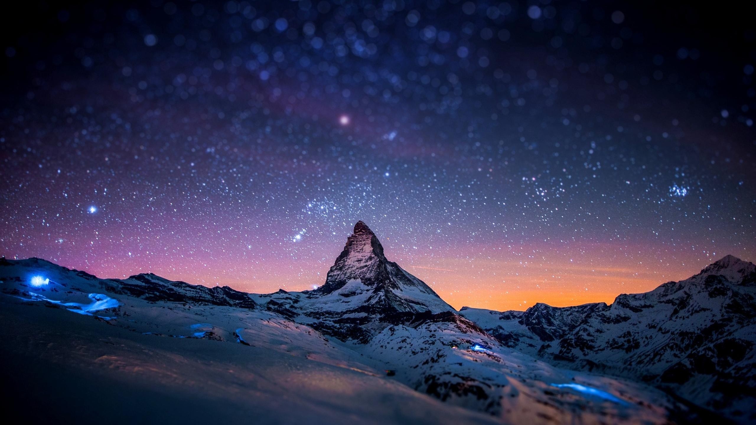 Звездное небо в горах со снежными вершинами