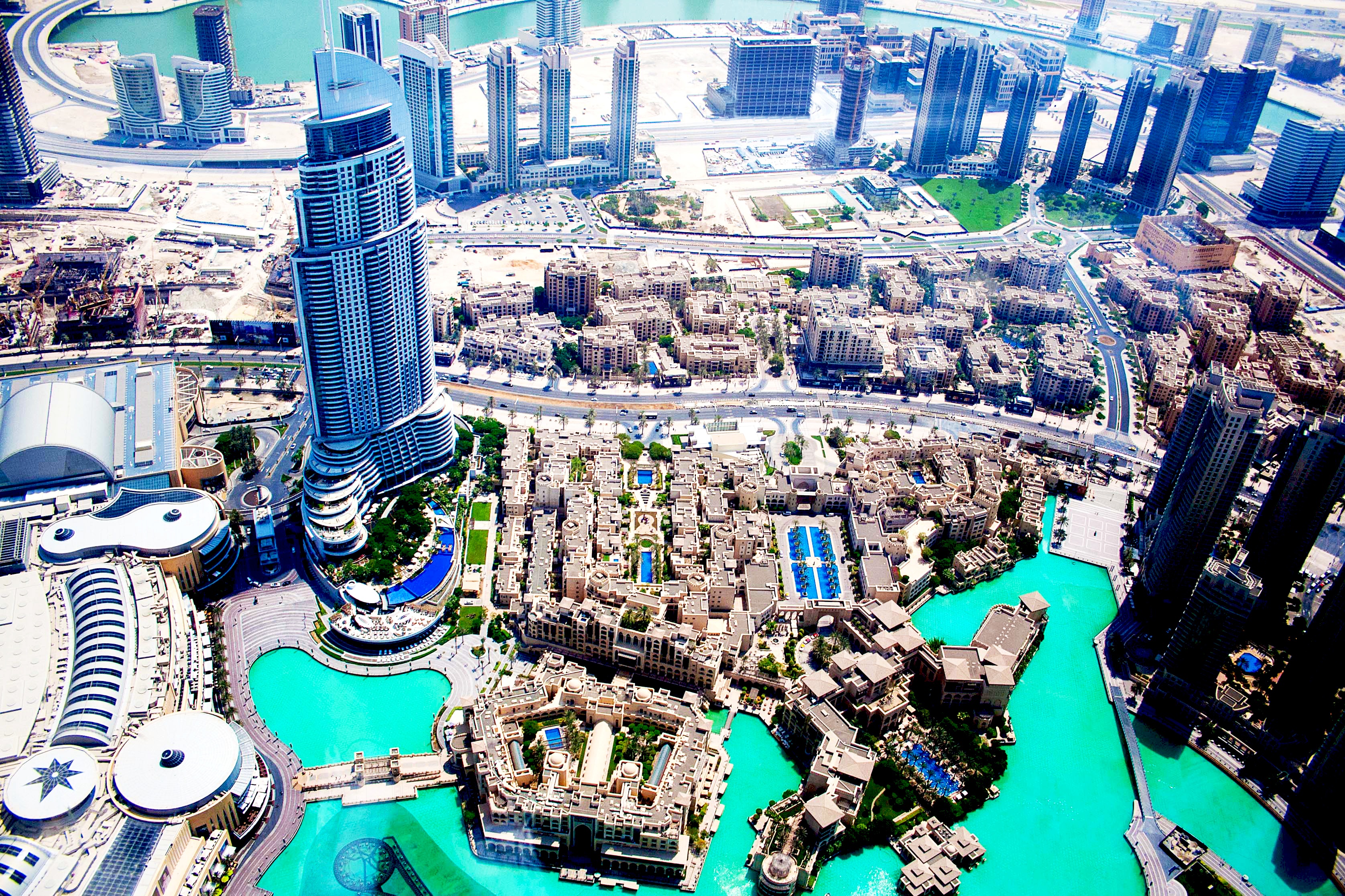 从空中俯瞰被蓝色河流环绕的城市