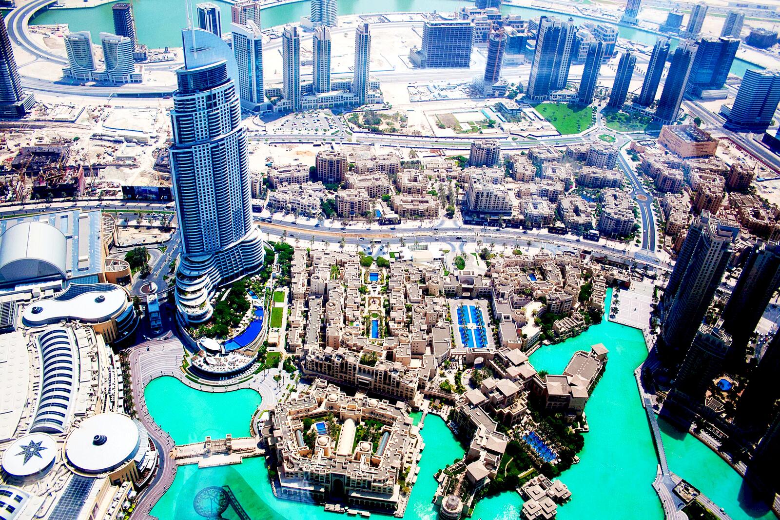 Бесплатное фото Вид с высоты на город окруженный голубой рекой