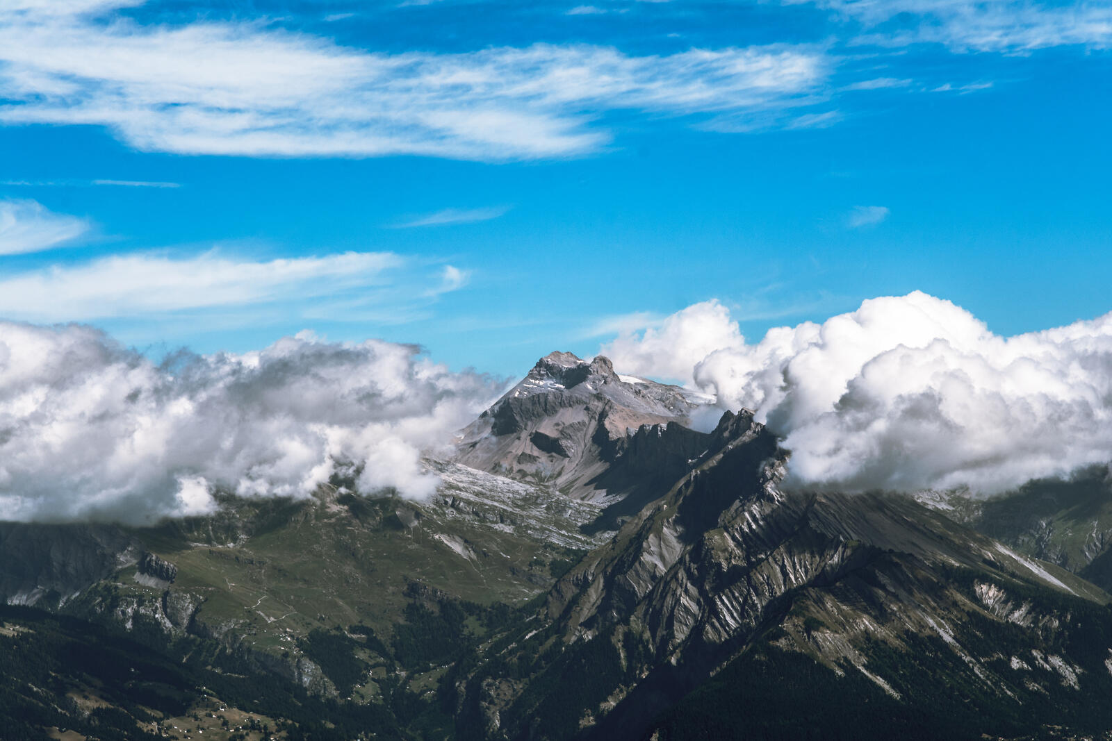 Бесплатное фото Вершины гор в облаках