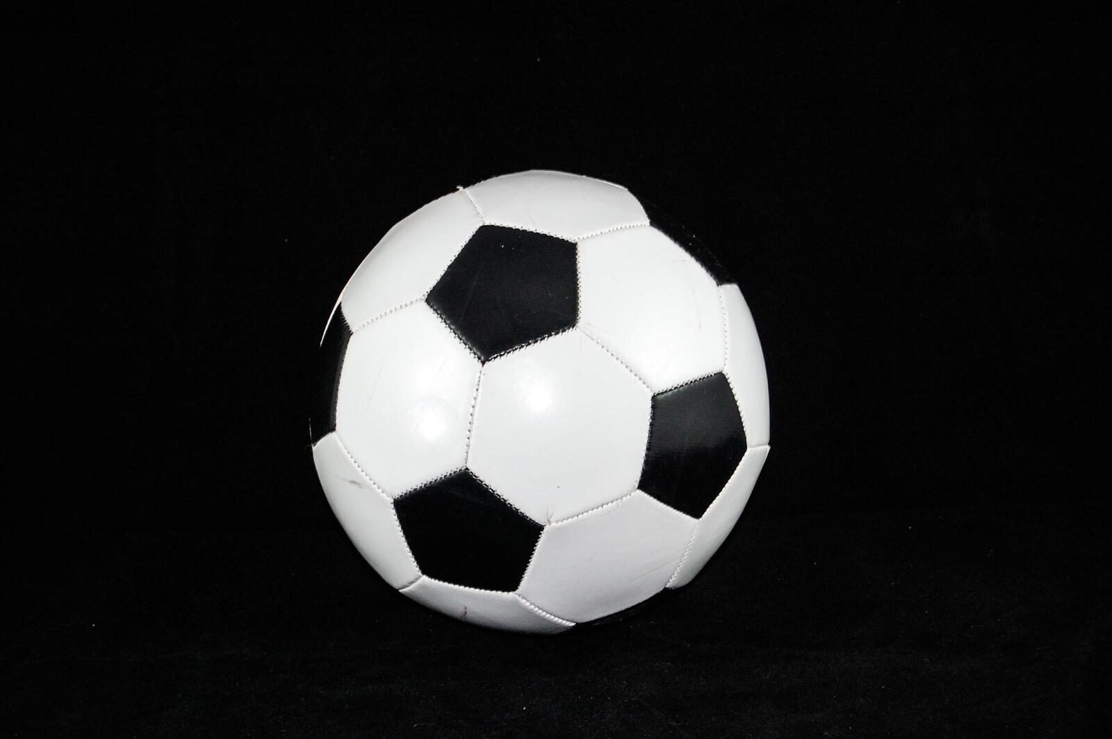 Бесплатное фото Футбольный мячик на черном фоне