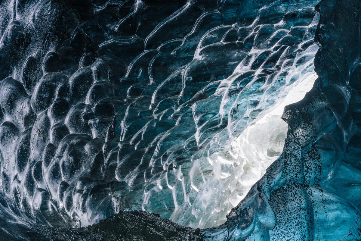 Холодная ледяная поверхность в пещере