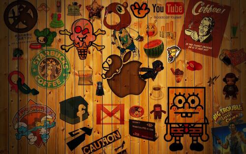 Деревянная стена разрисованная популярными логотипами