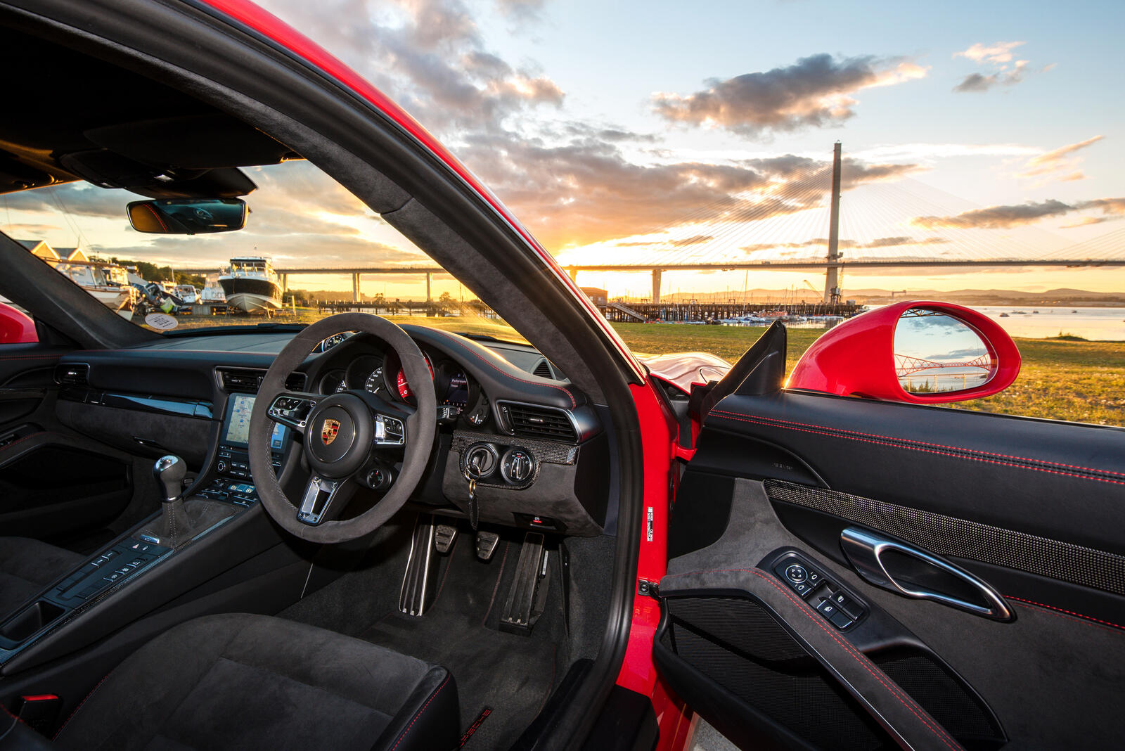 Free photo Right-hand drive red Porsche 911 interior
