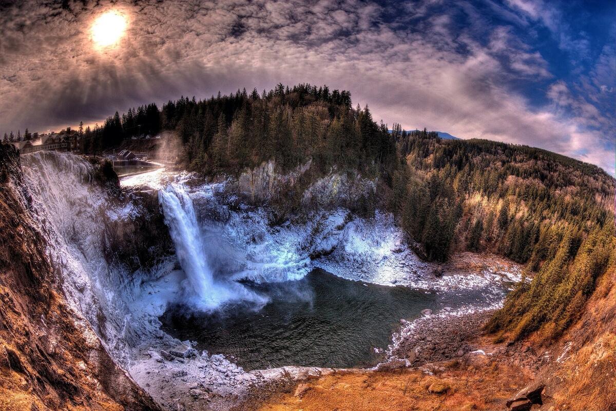 Фантастический водопад Снокоми в солнечную погоду