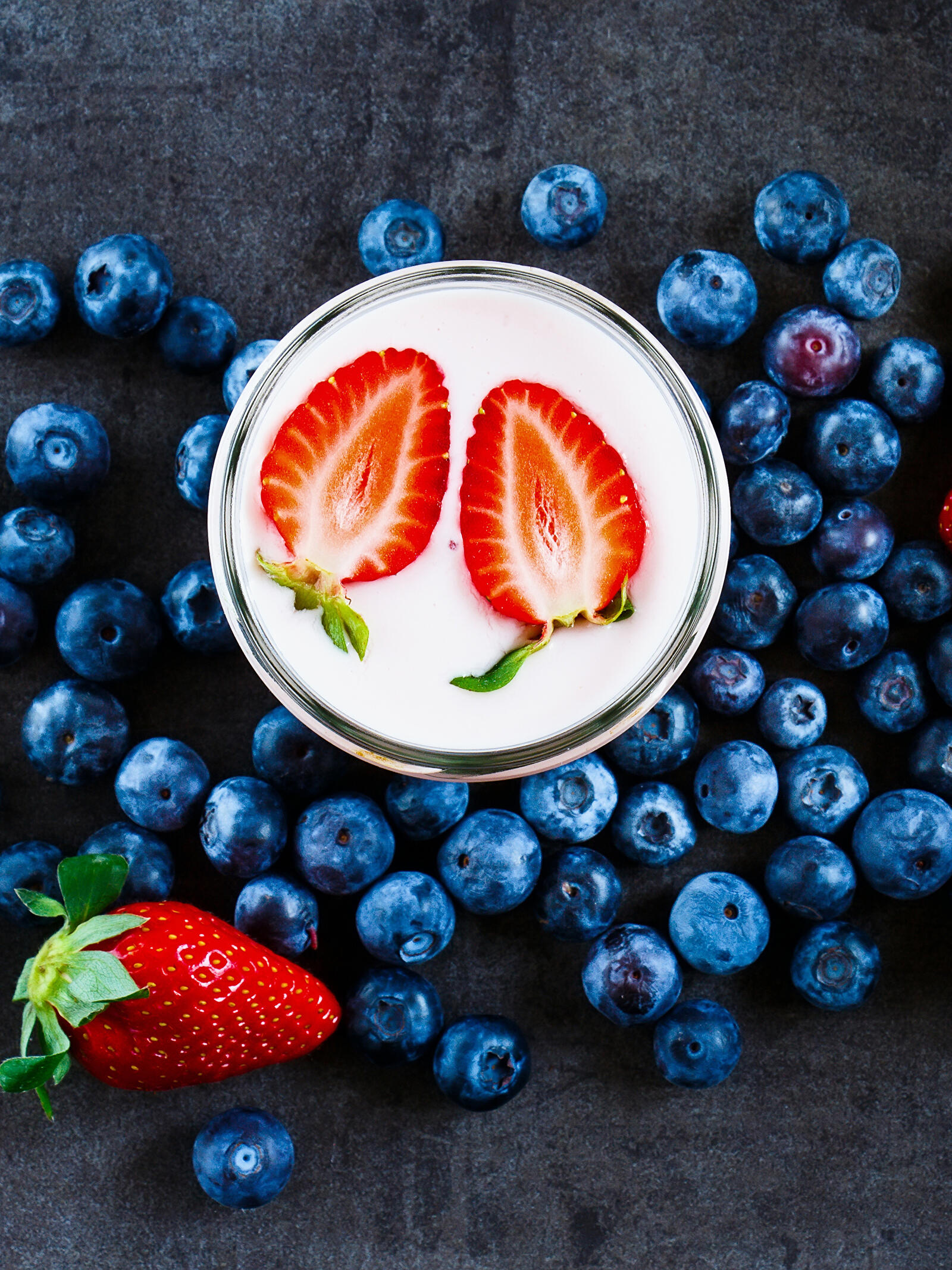 Free photo Strawberry blueberry smoothie