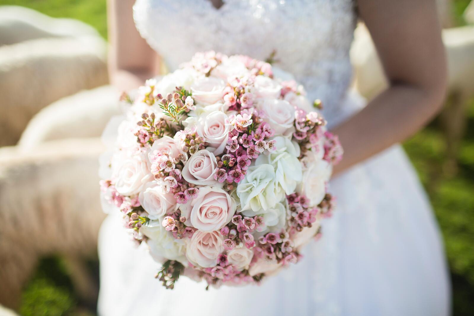 Бесплатное фото Невеста с шикарным букетом цветов