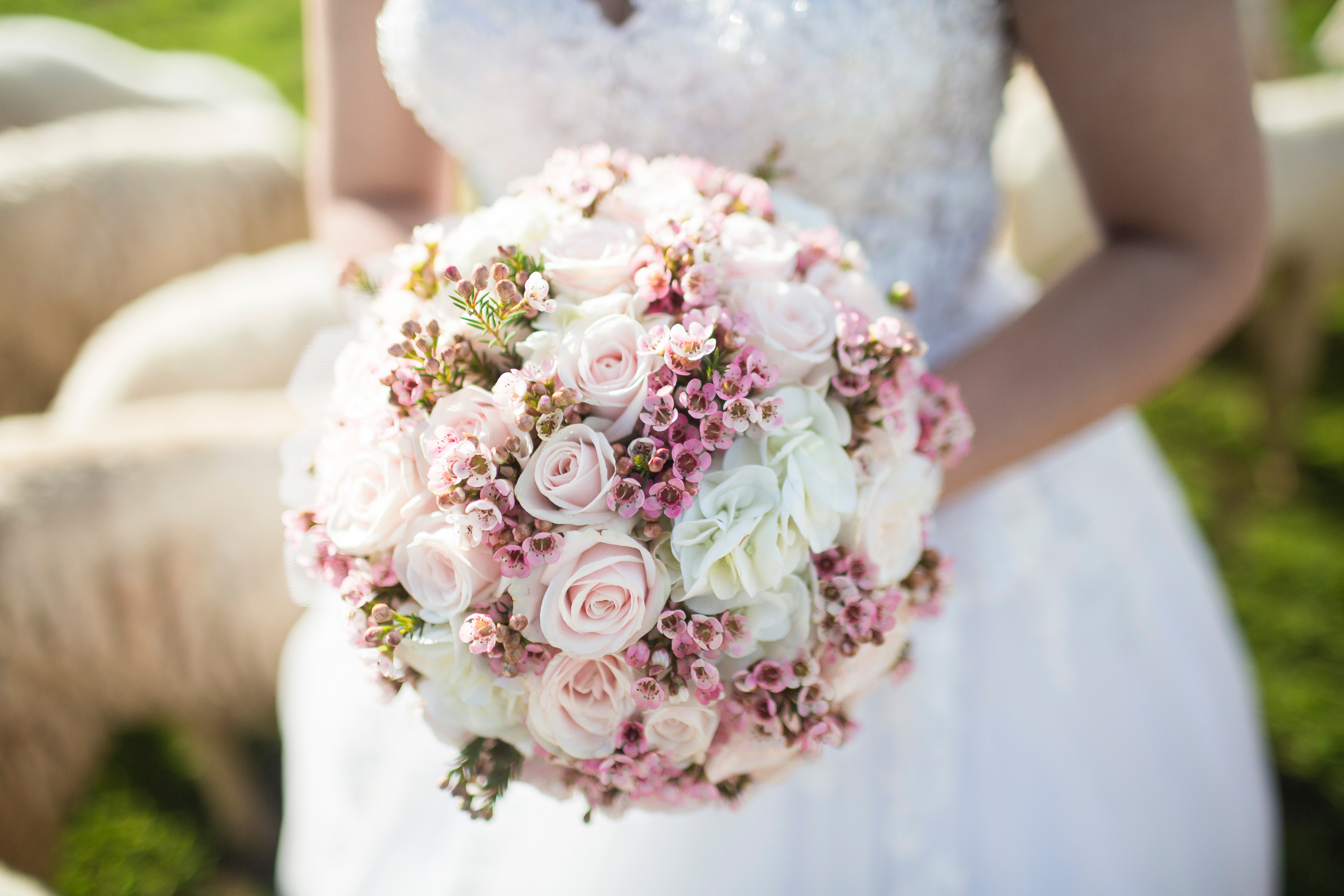 Невеста с шикарным букетом цветов