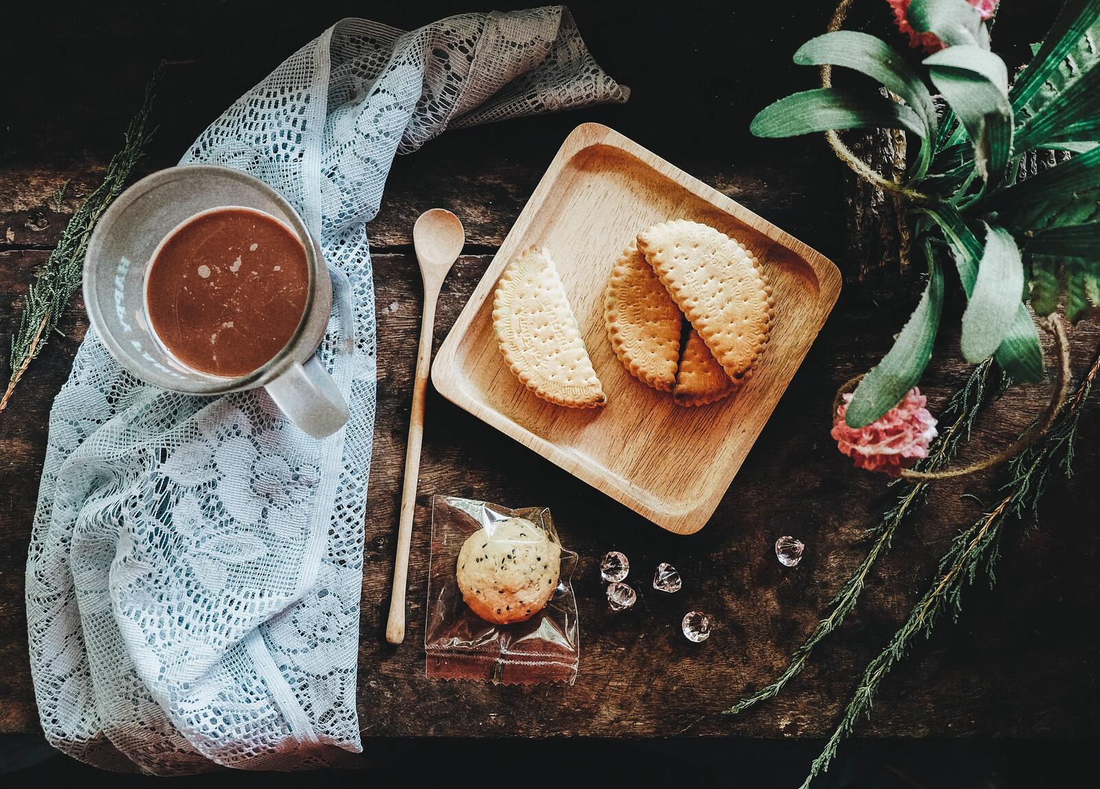 Бесплатное фото Круглые печеньки с горячим кофе