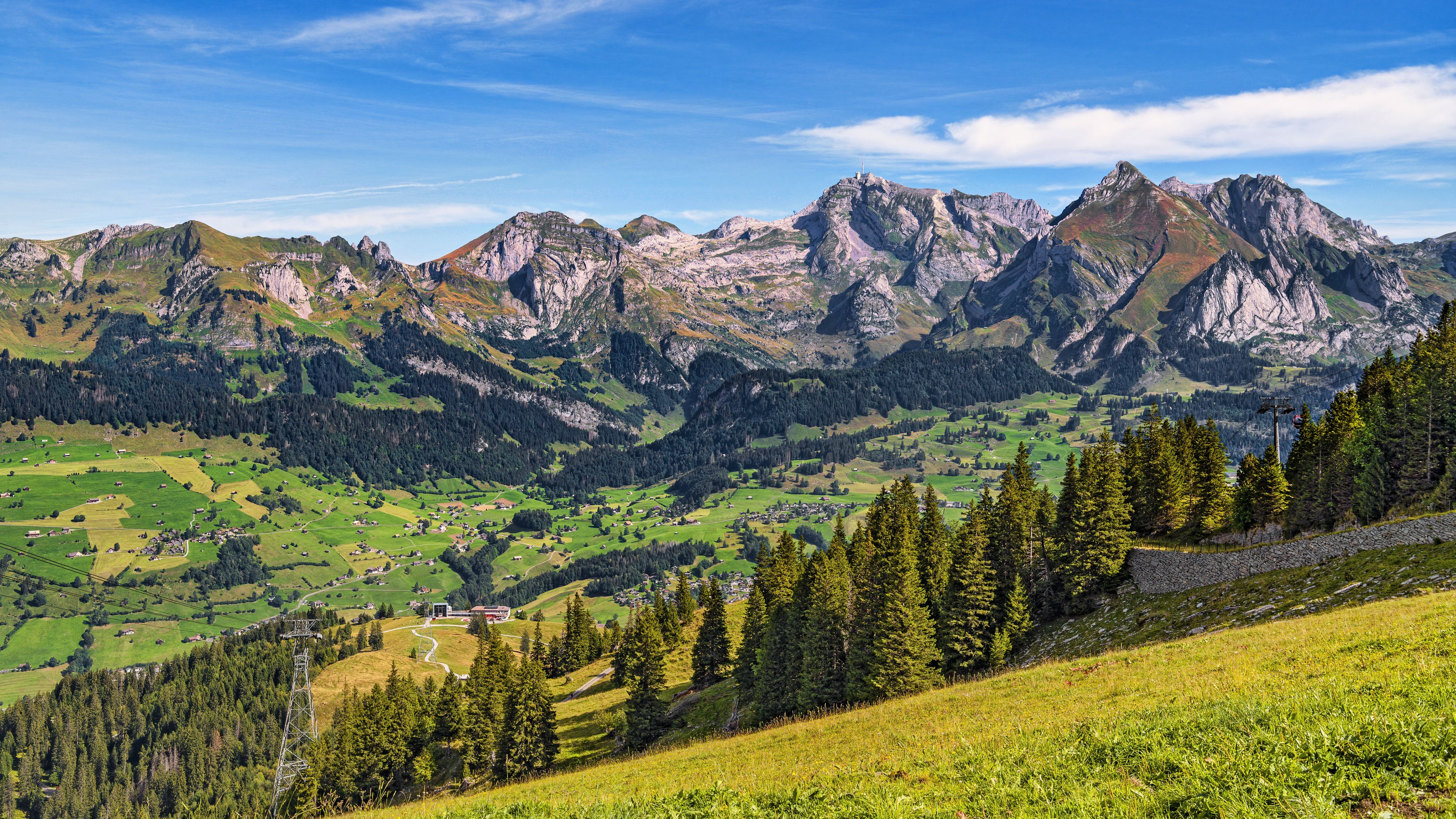 Free photo View of alpine mountains in summer from above