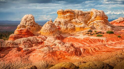 Яркие оранжевые горы в пустыне США