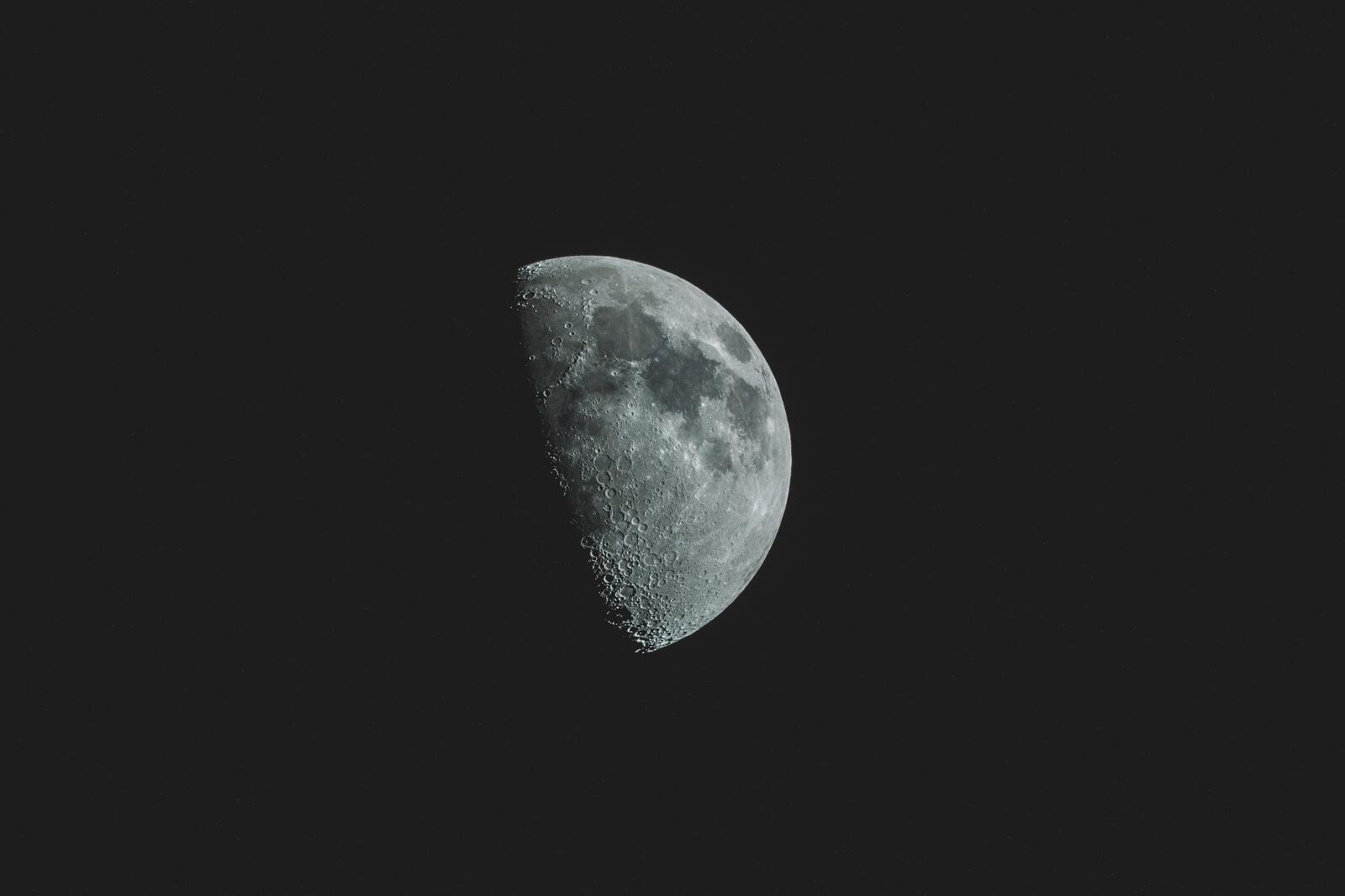 Бесплатное фото Поверхность Луны освещает солнце