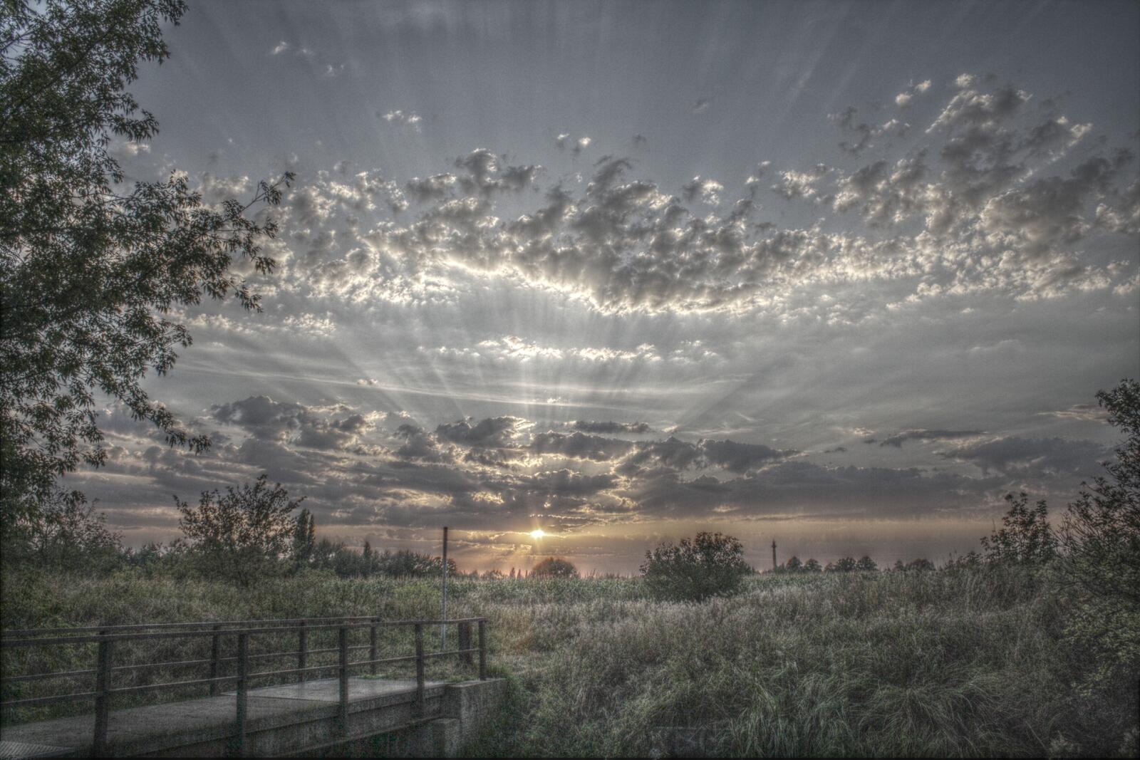 Бесплатное фото Солнечные лучи на облачном небе