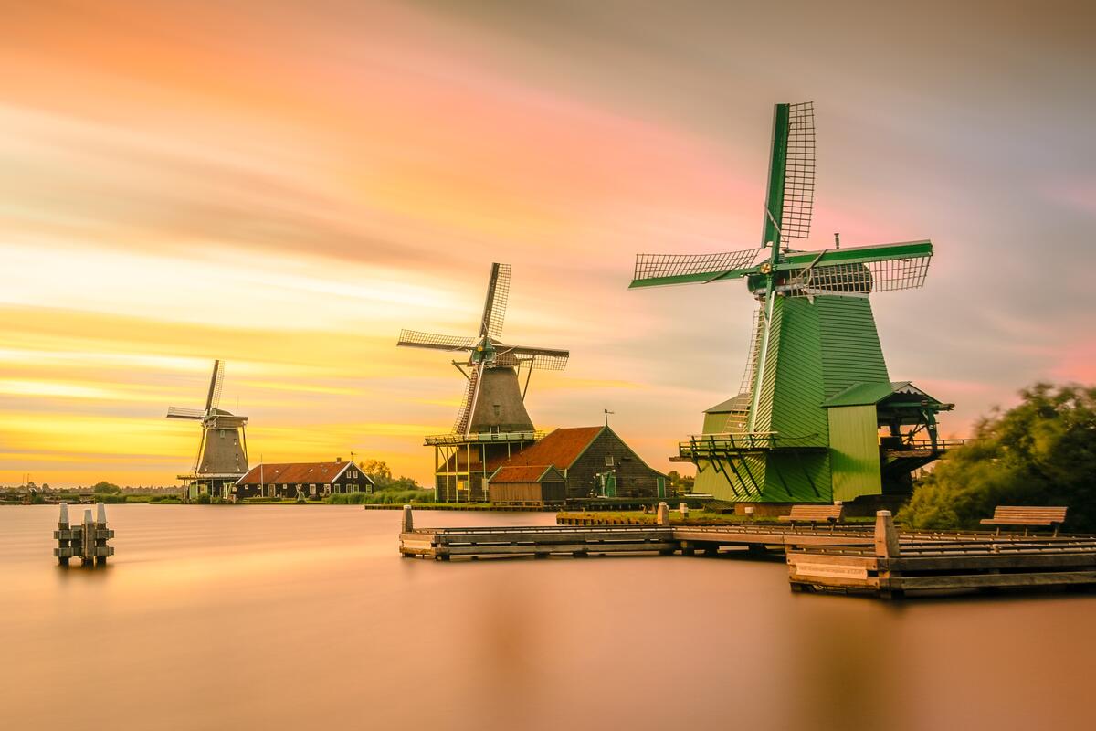 Ветряные мельницы на берегу реки в Нидерландах