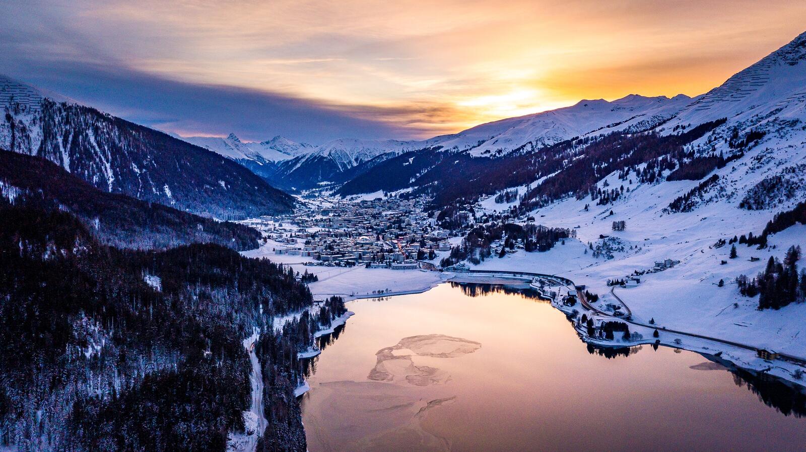 Бесплатное фото Зимний поселок у подножья гор рядом с озером