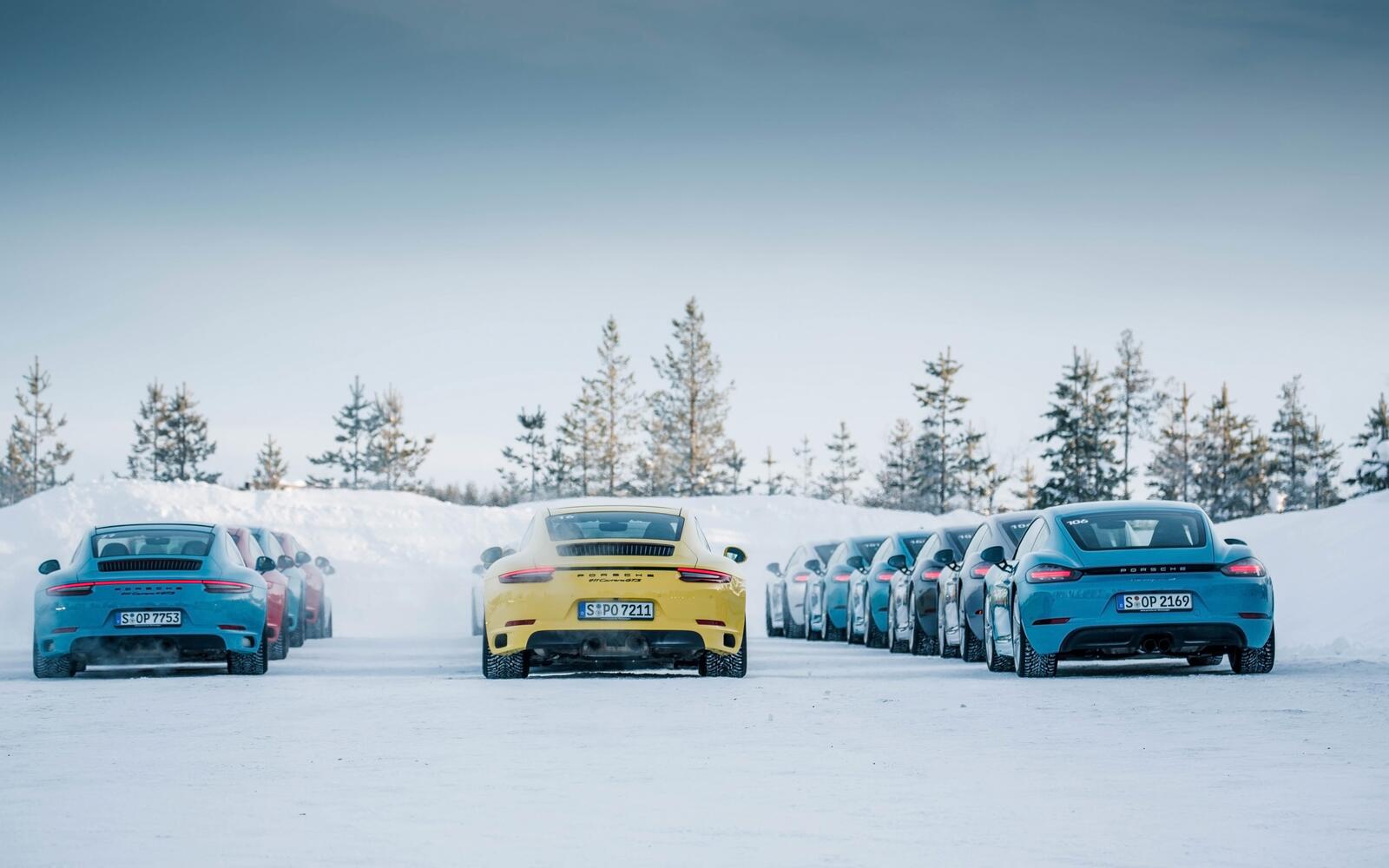 Free photo A large convoy of porsche 911s on a winter road