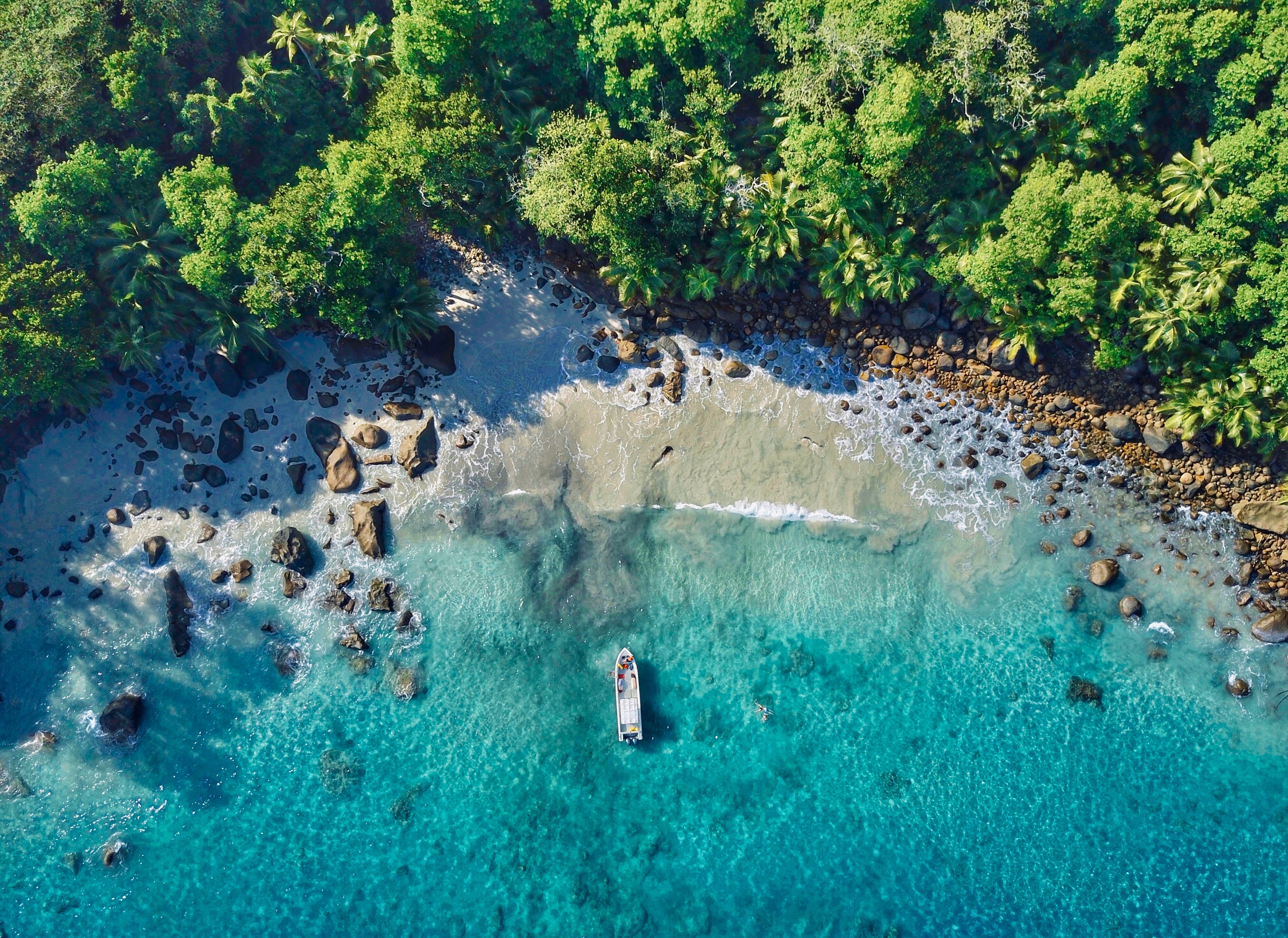 Бесплатное фото Лодка у берегов Сейшельских островов