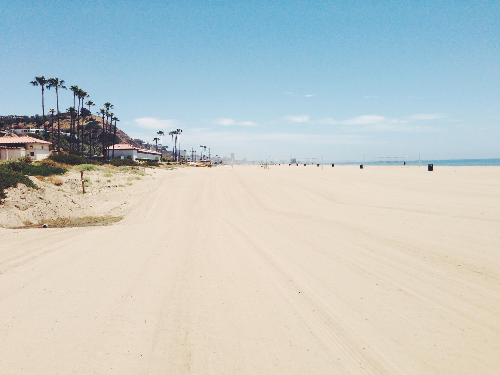 Бесплатное фото Большой песочный пляж на берегу моря