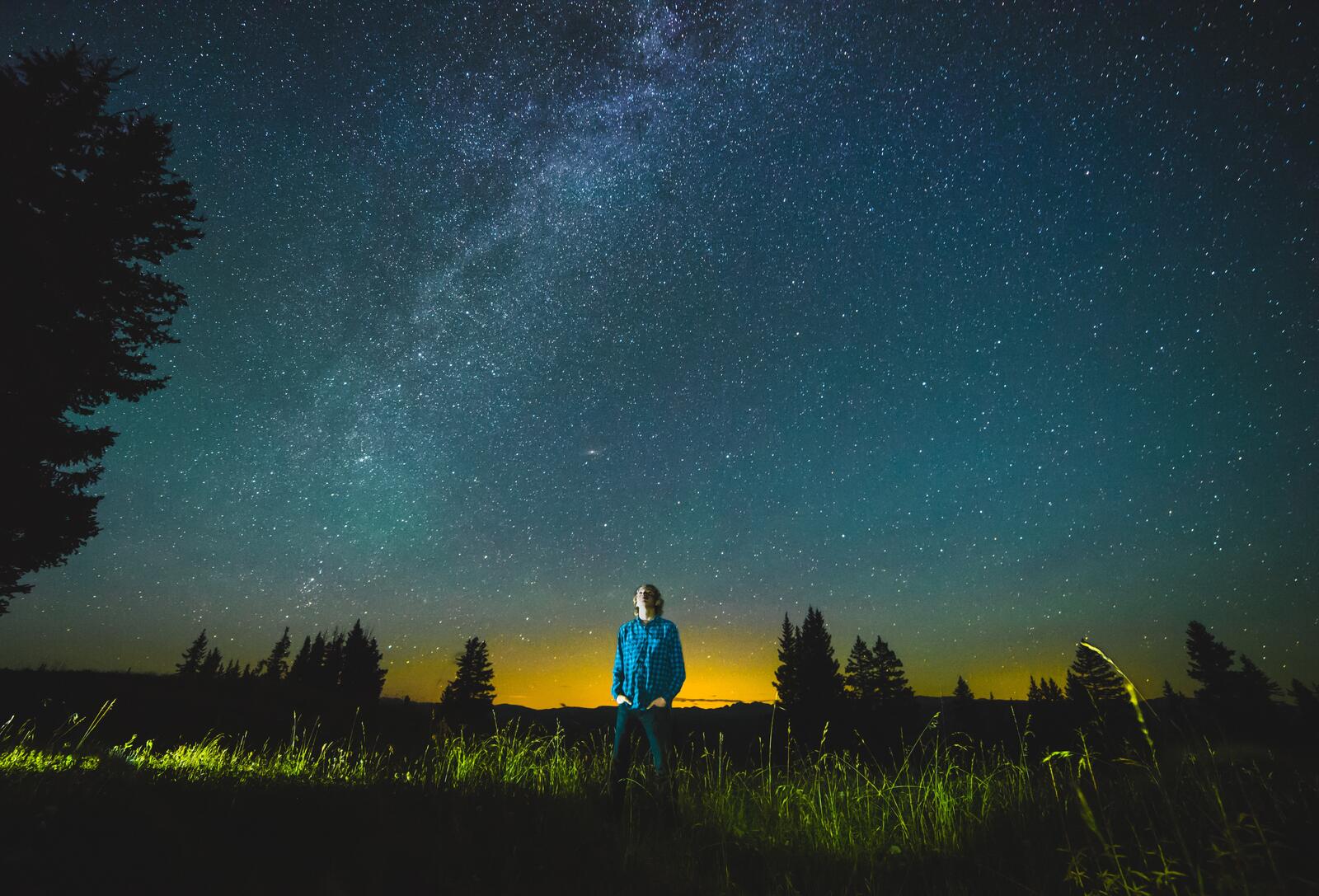 Free photo A man in a shirt watches the stars