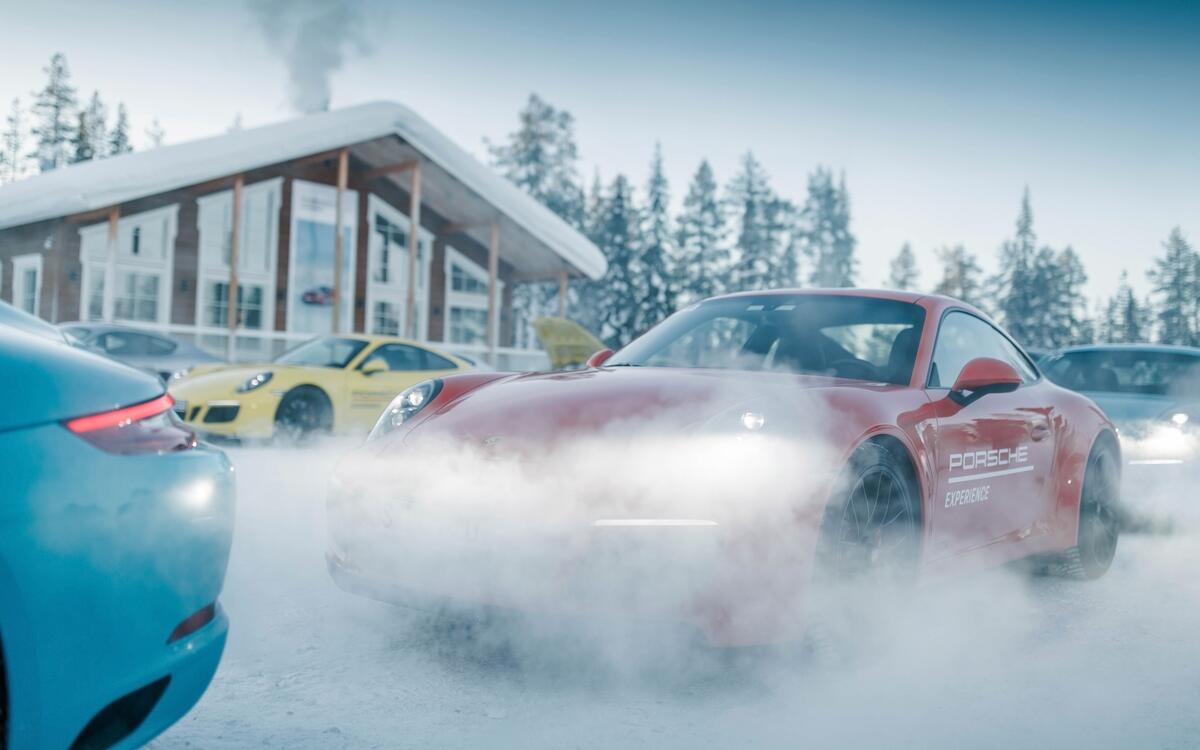 Porsche стоят в колонне зимой