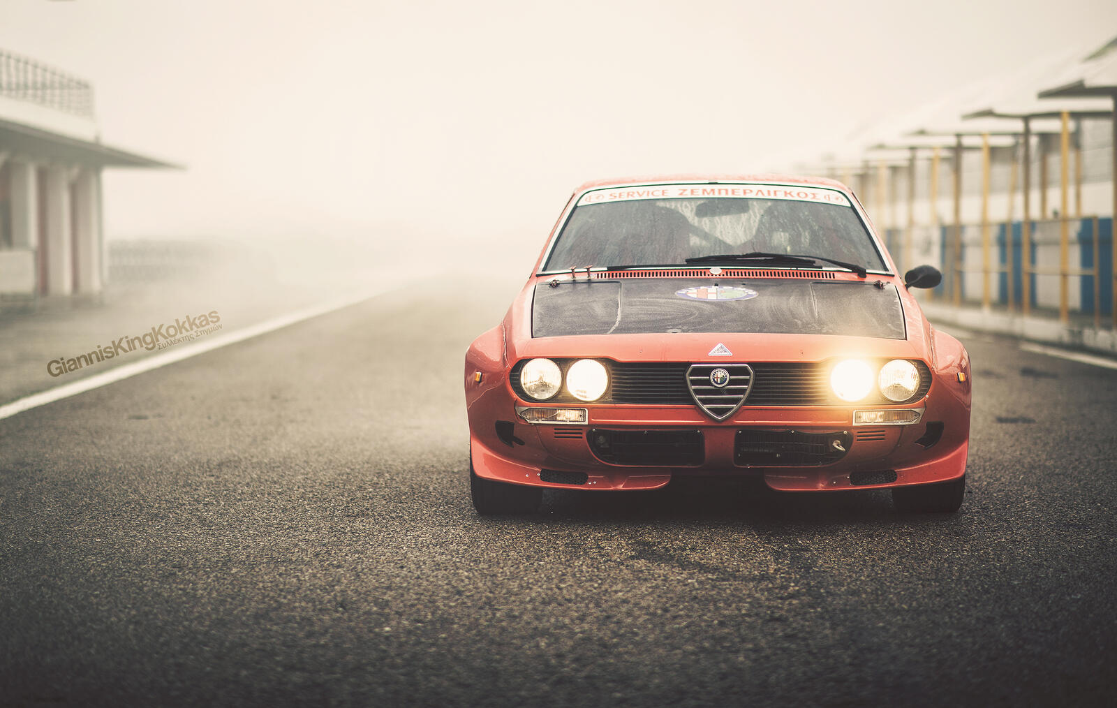 Бесплатное фото Alfa romeo 2000 на туманной трассе
