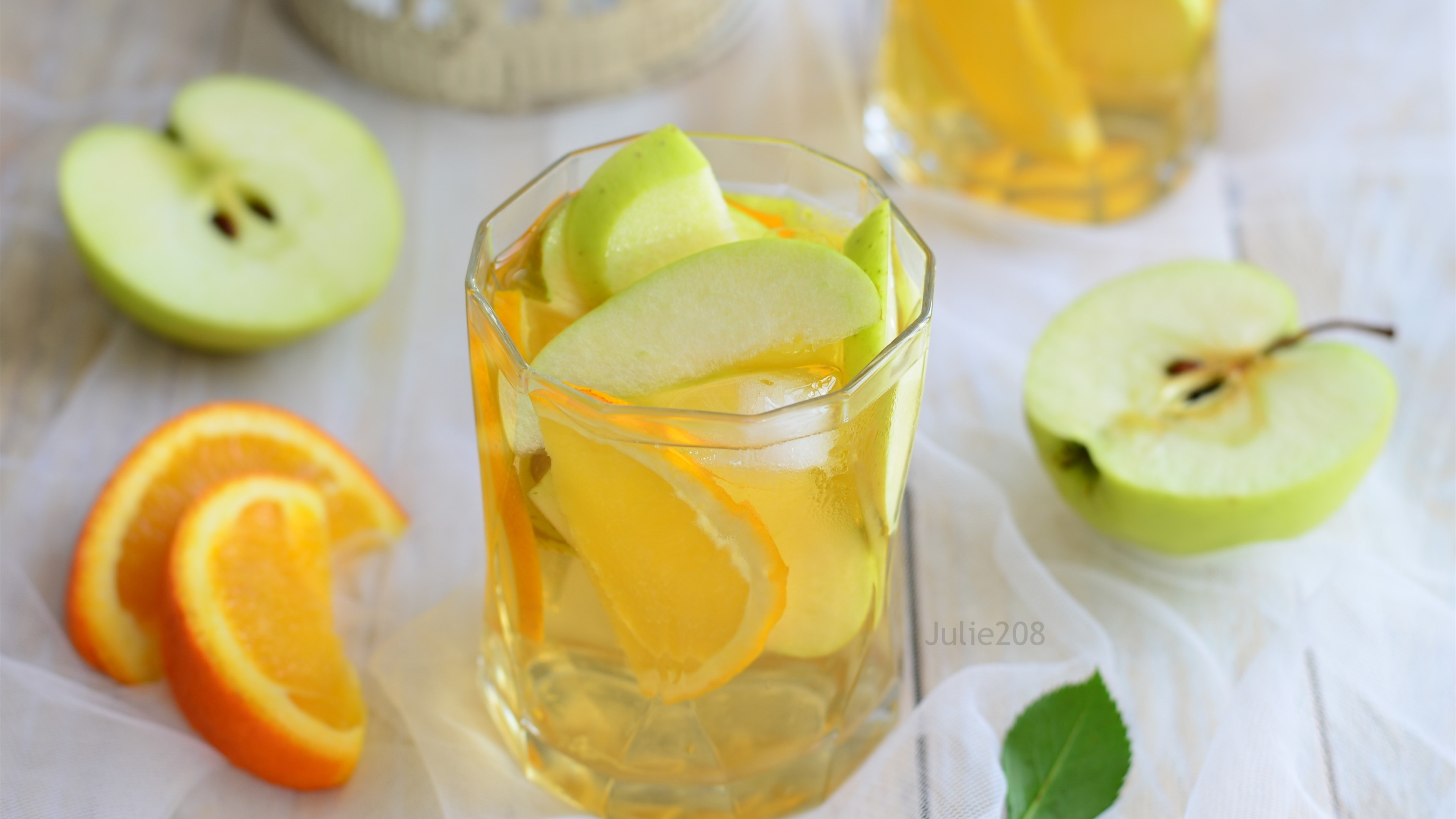 Бесплатное фото Яблочно-лимонный холодный напиток