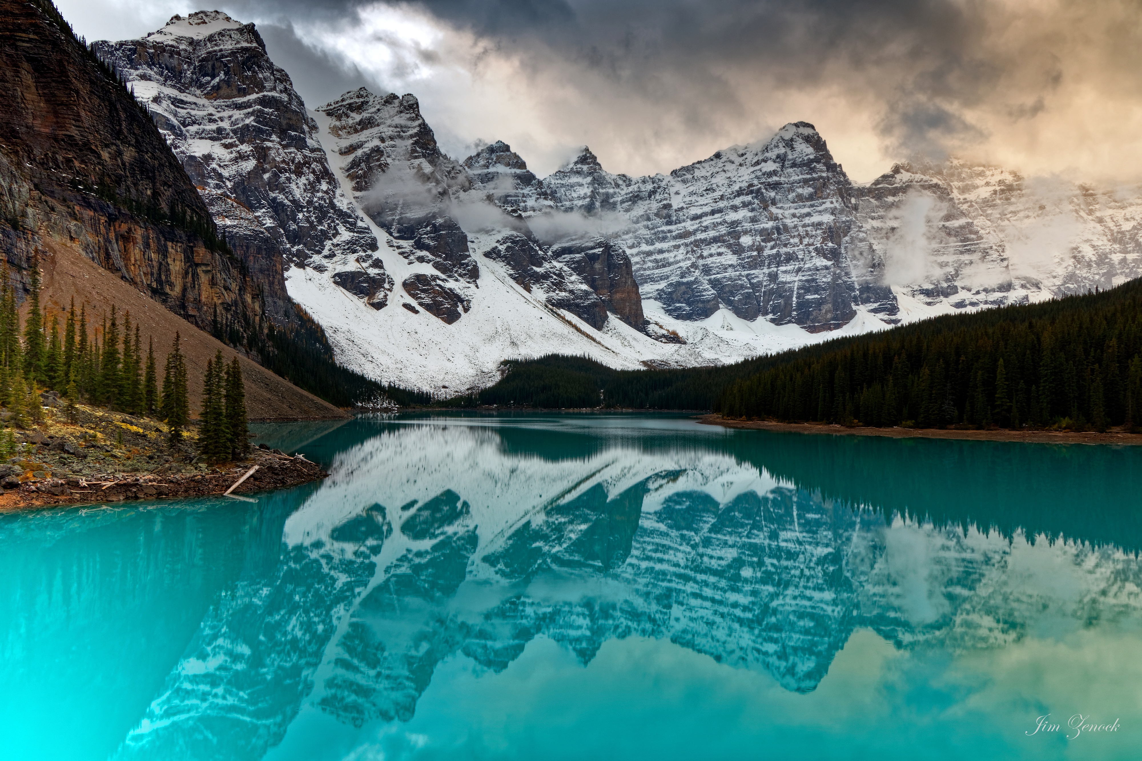 Голубое озеро в горах со снежными вершинами