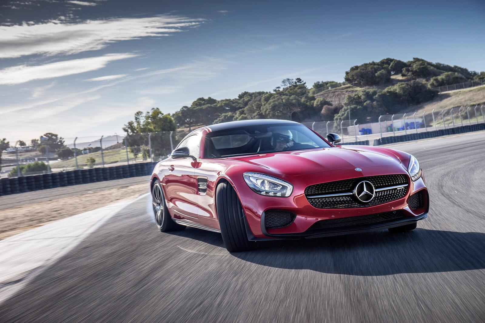 Free photo A sporty Mercedes-Benz AMG GT in a skid.