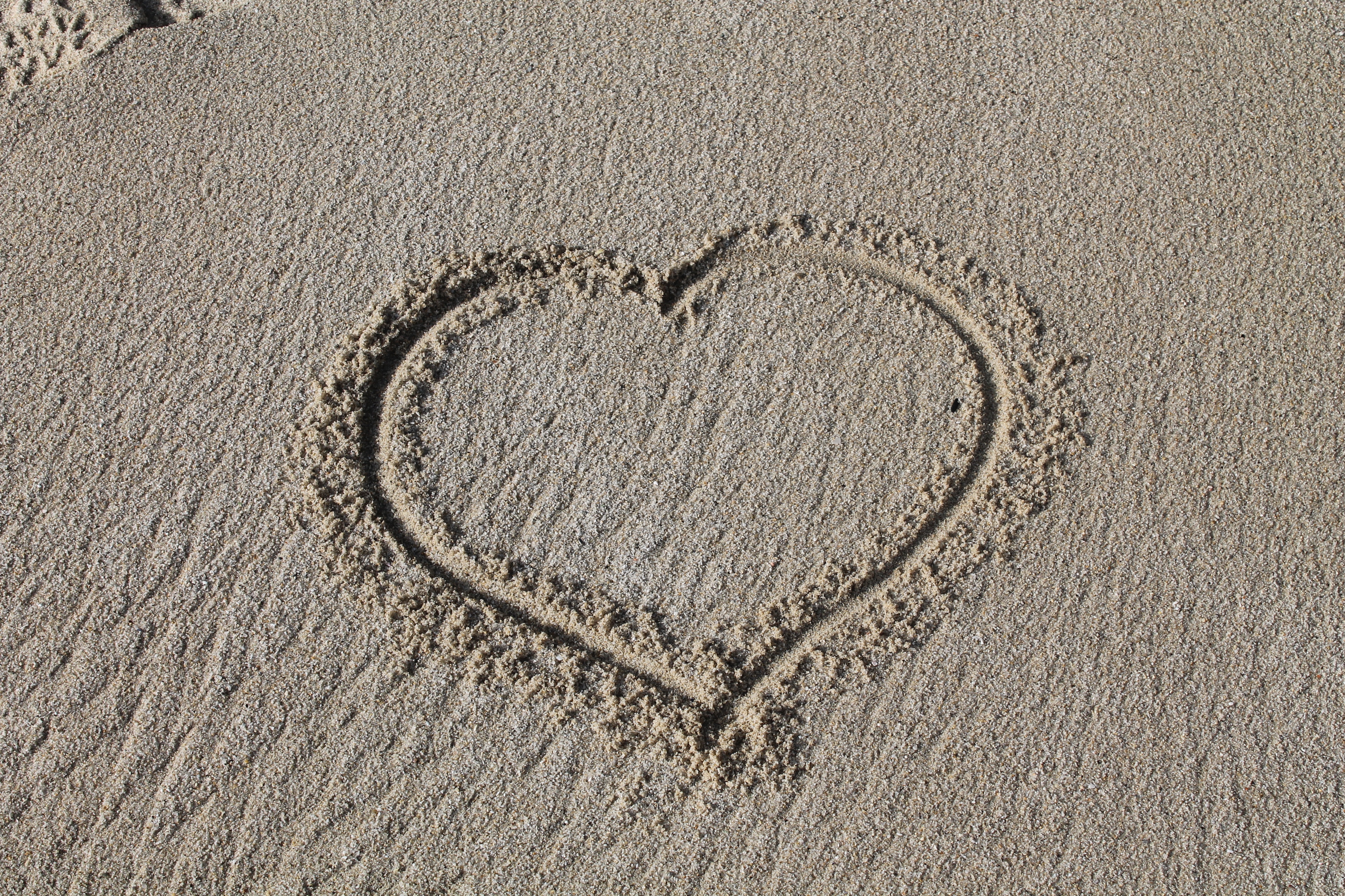 Free photo A heart in the sand