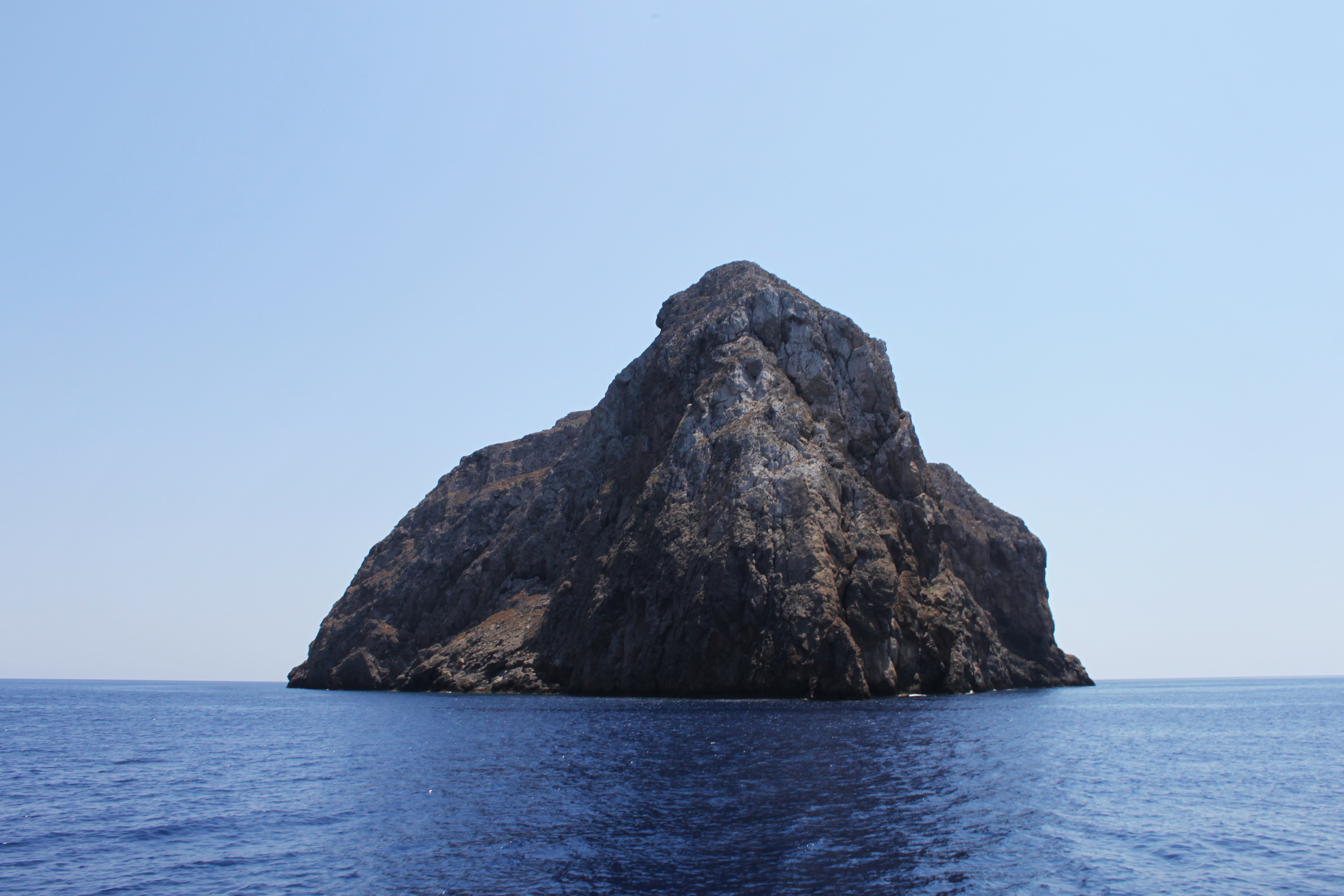 免费照片靠近海岸的海中央的一块巨大岩石