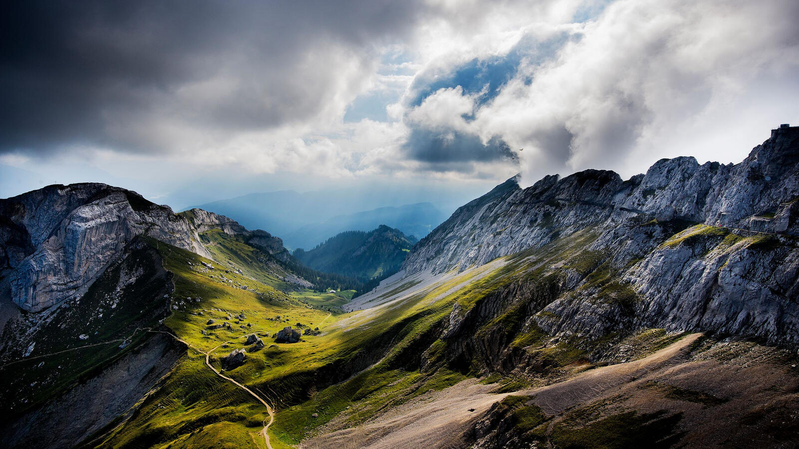 Бесплатное фото Альпийские горы с зеленой лужайкой